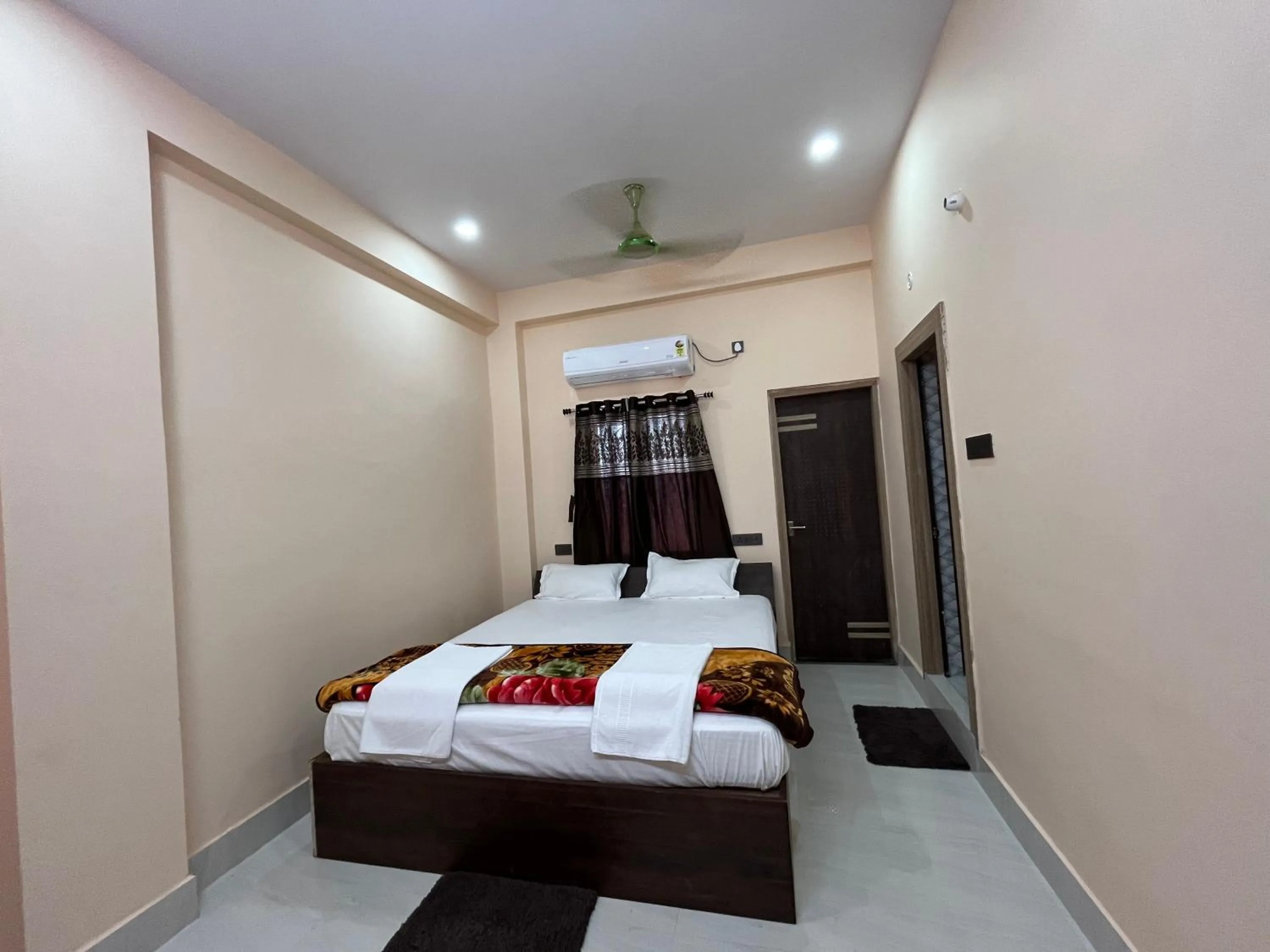 Bed in Hotel Krishna Paradise