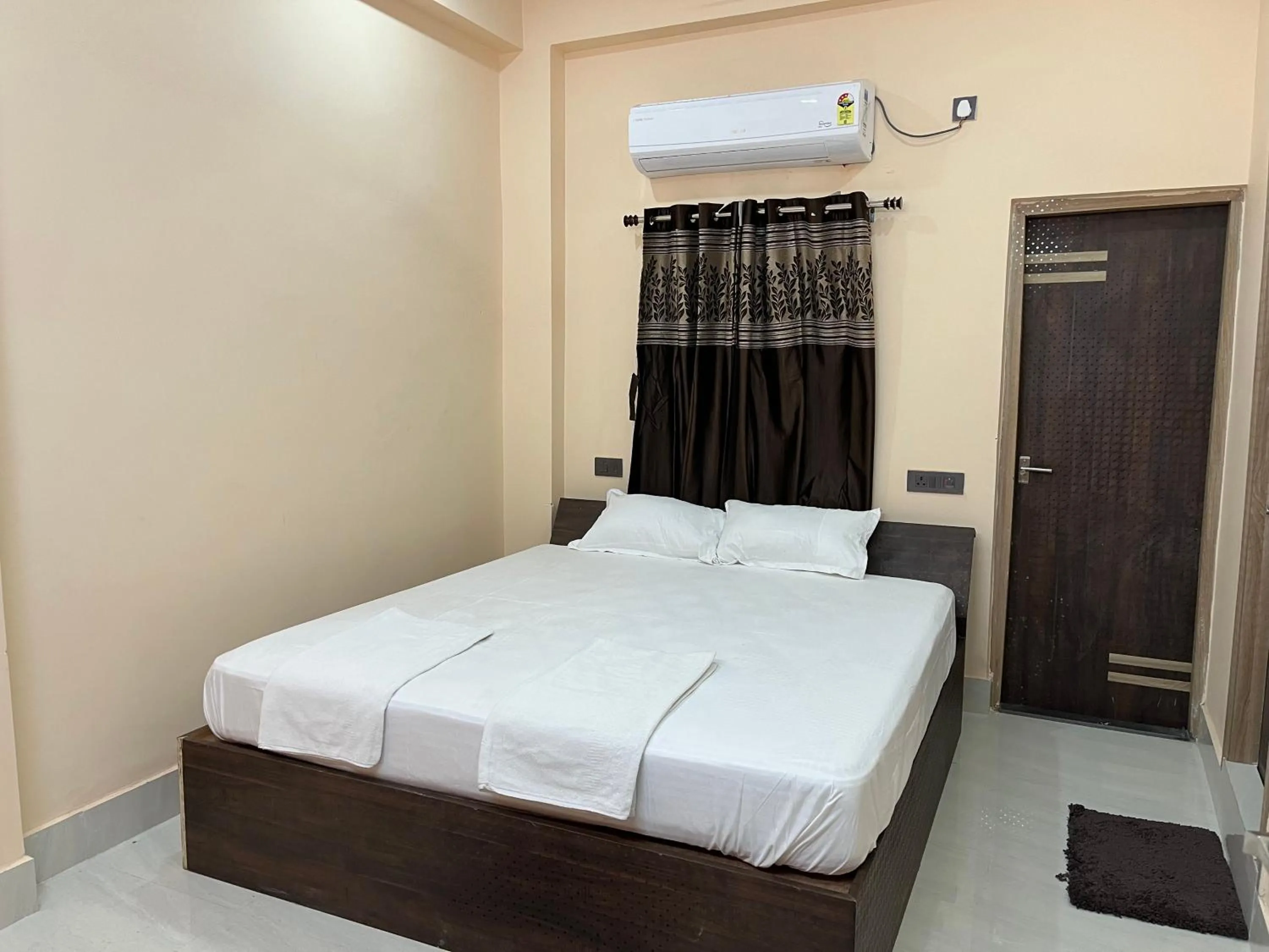 Bed in Hotel Krishna Paradise