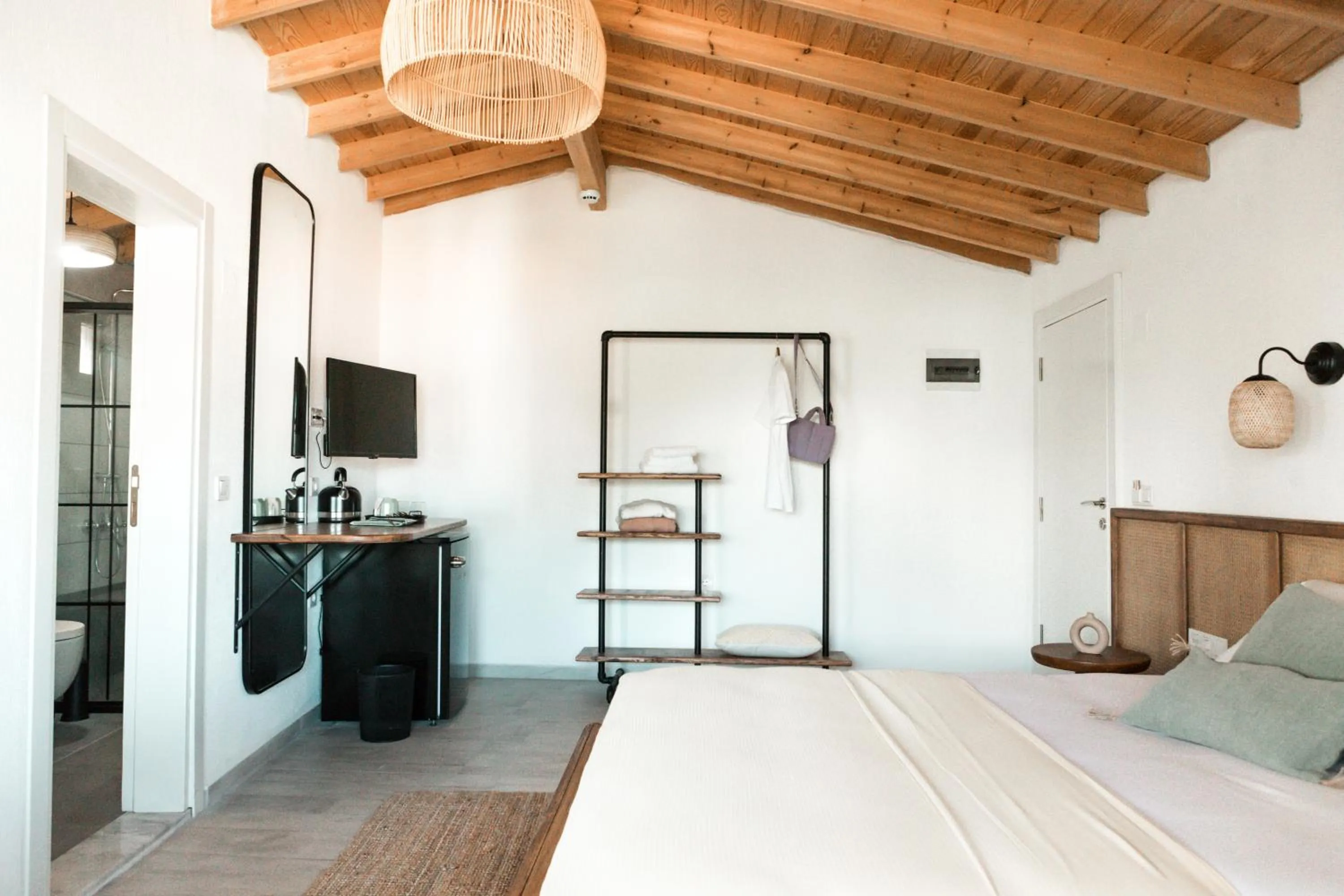 Photo of the whole room, Bed in Molo Urla