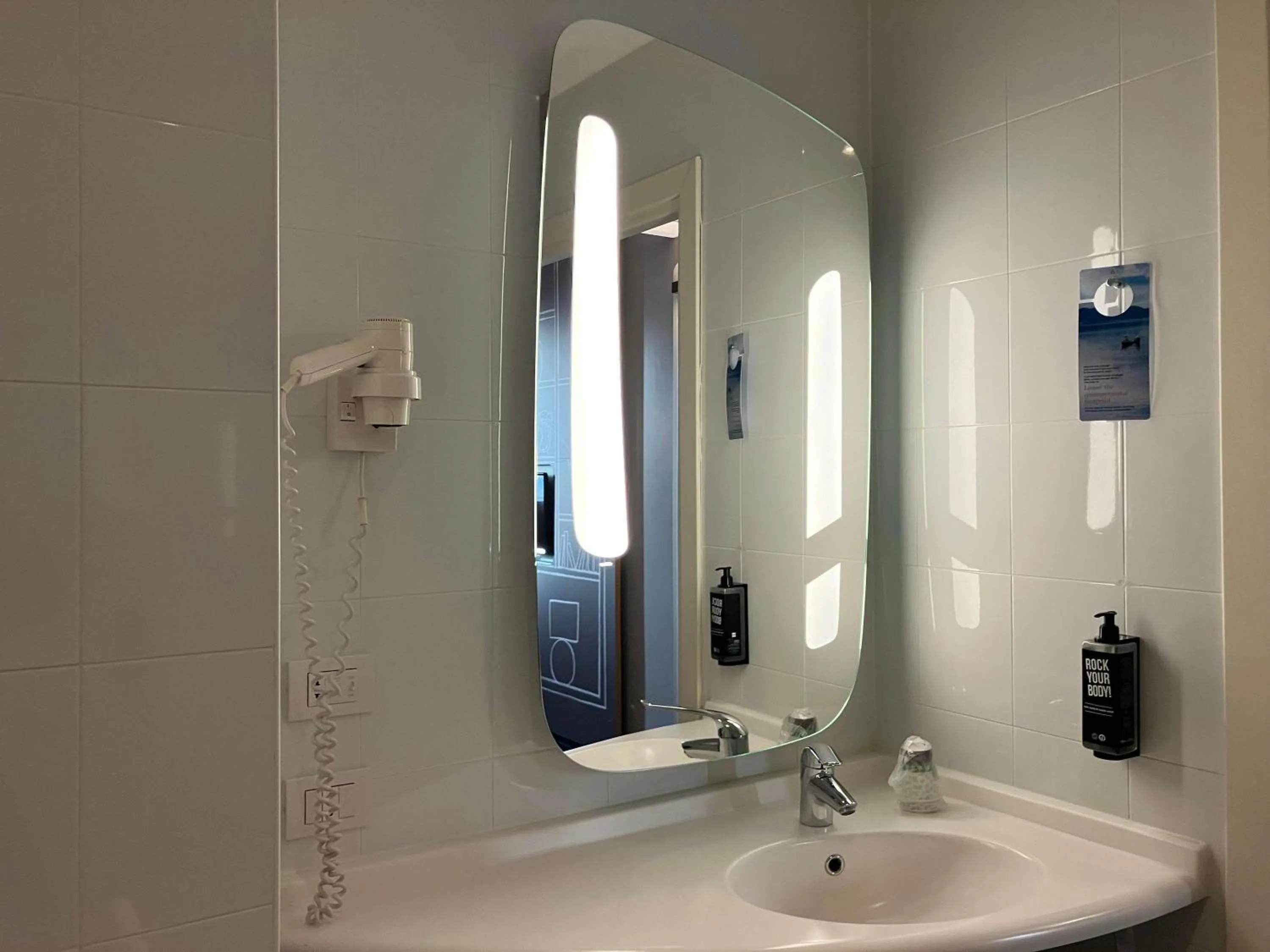 Bedroom in Ibis Milano Fiera