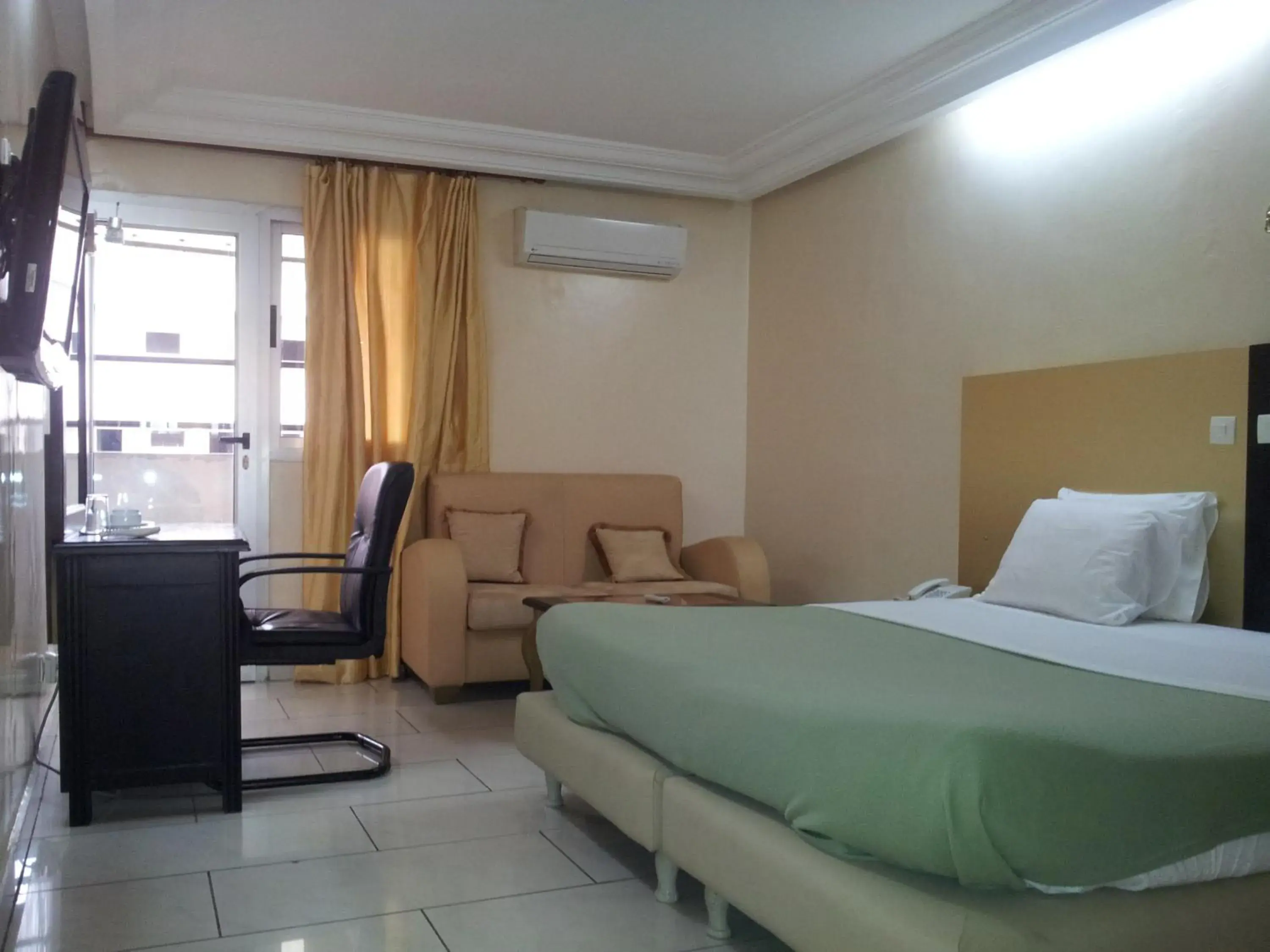 Twin Room in Golden Hôtel Twin Room in Golden Hôtel