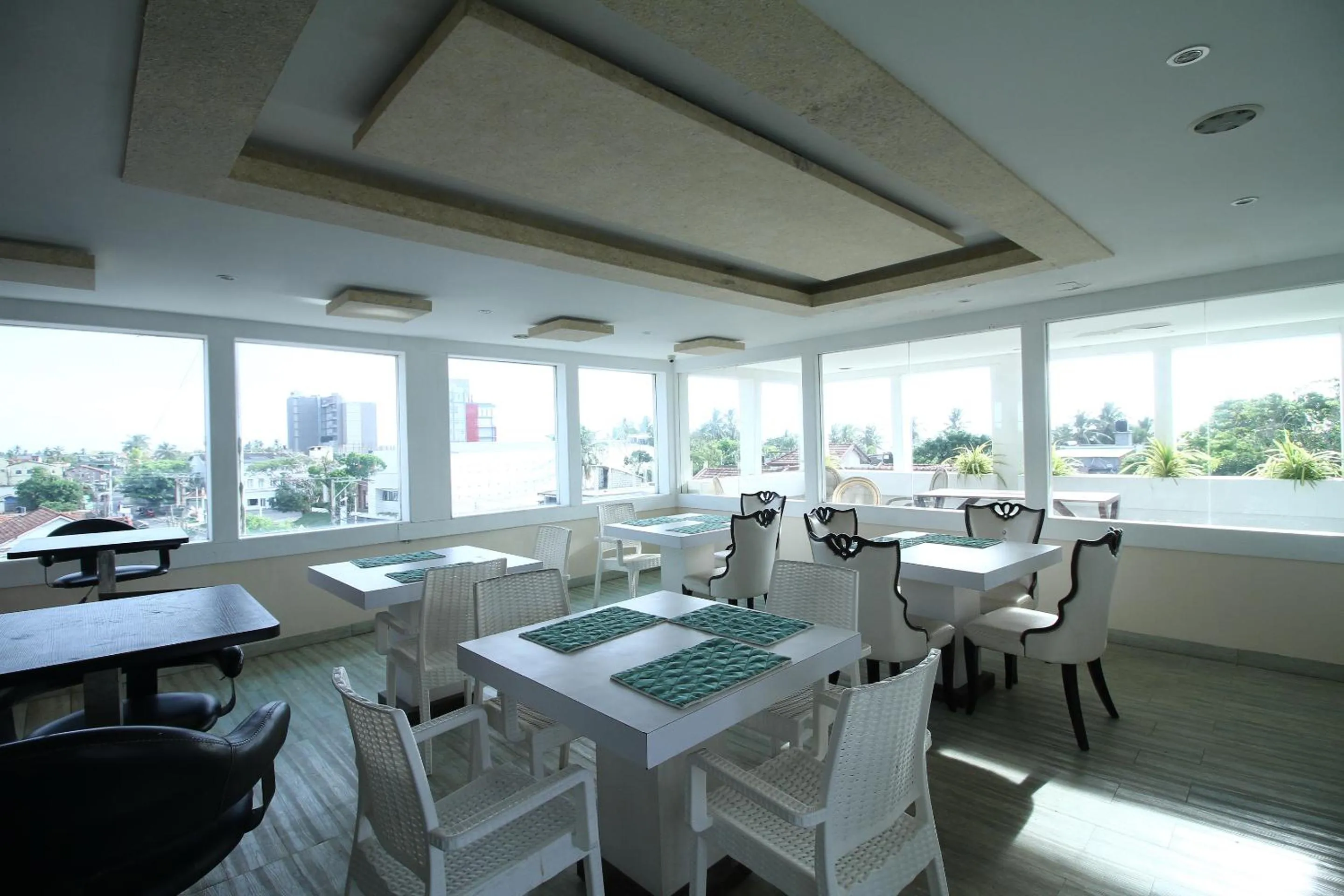 Restaurant/places to eat in Royal Castle Hotel