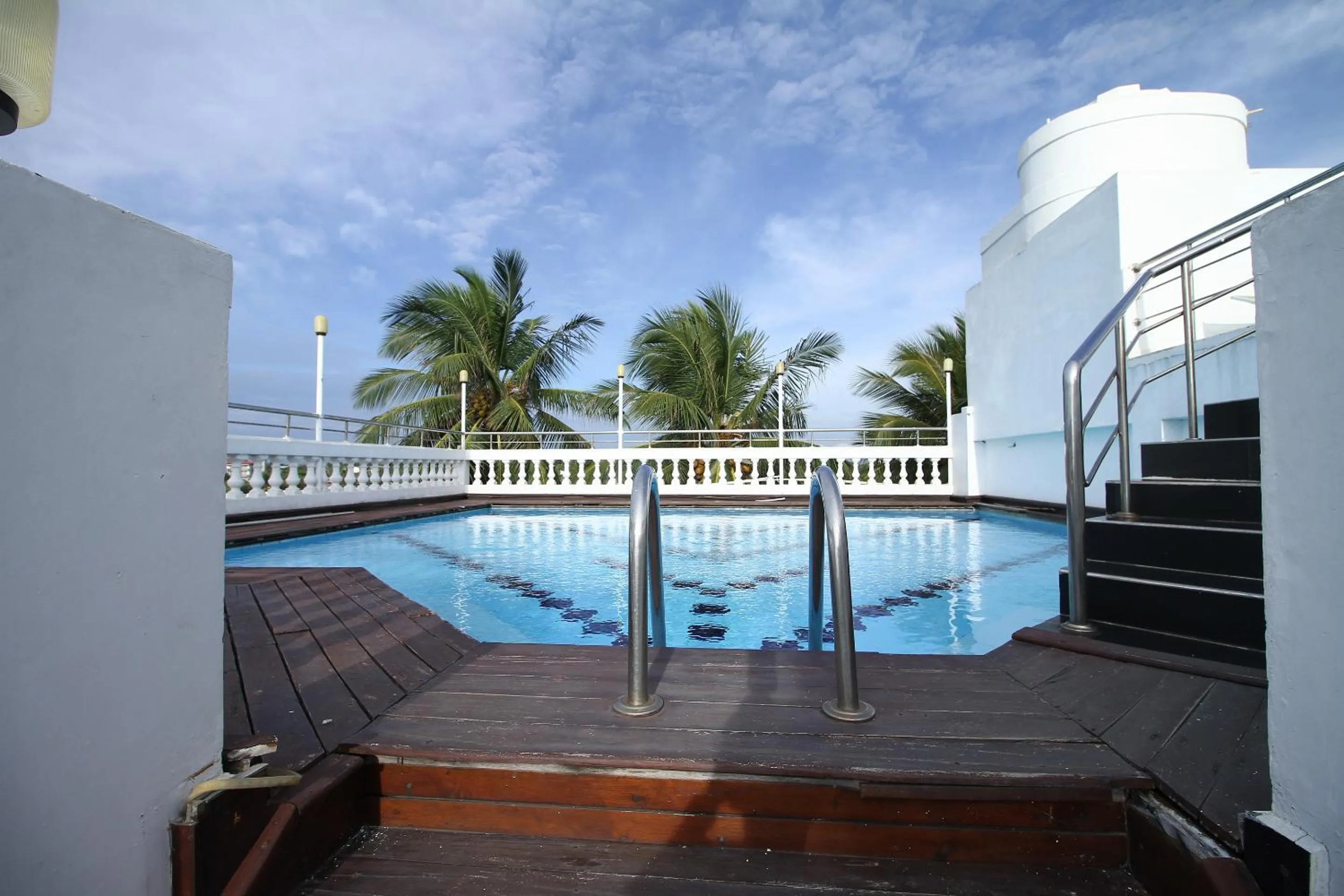 Swimming pool in Royal Castle Hotel