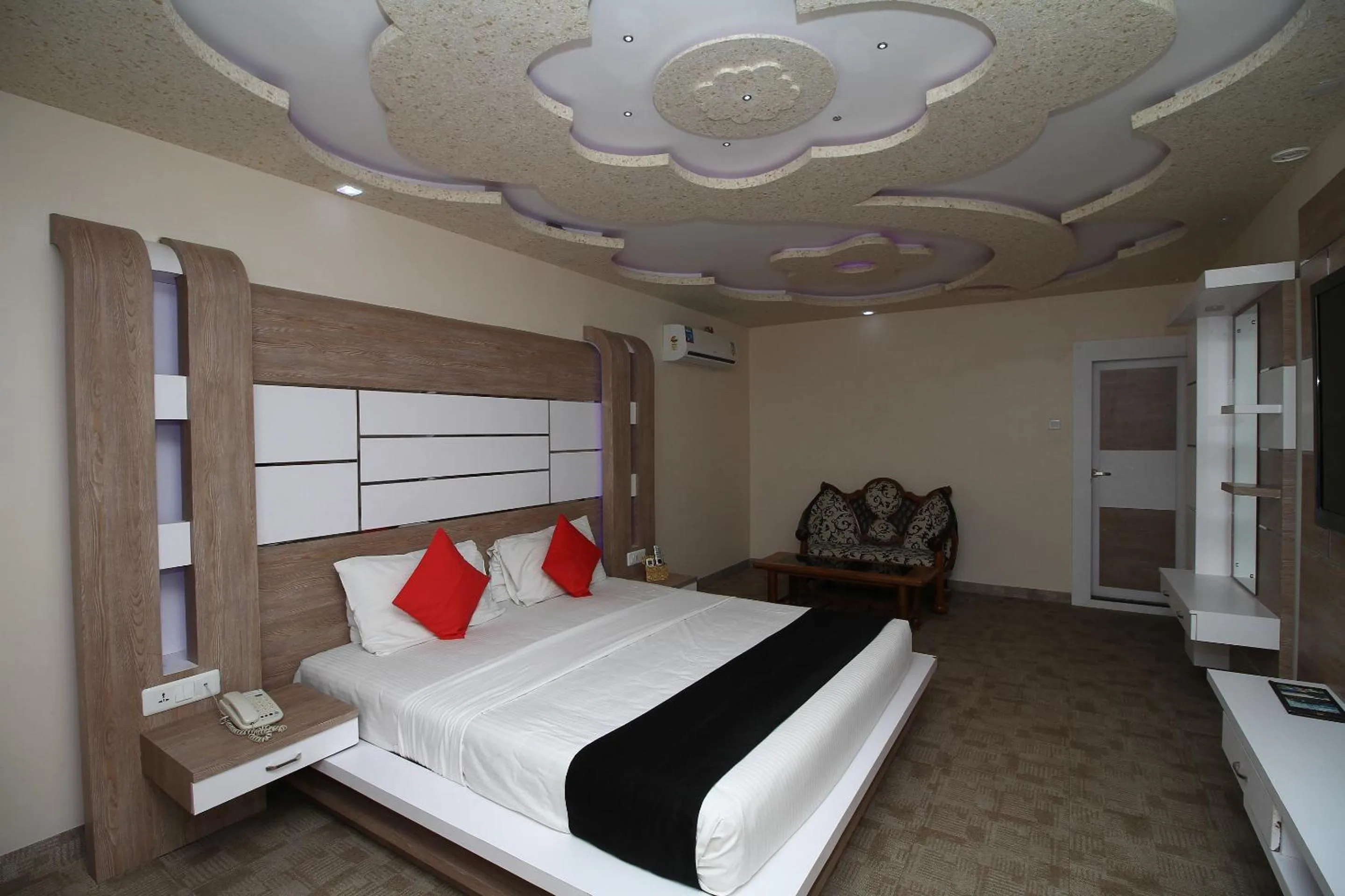 Bedroom in Royal Castle Hotel