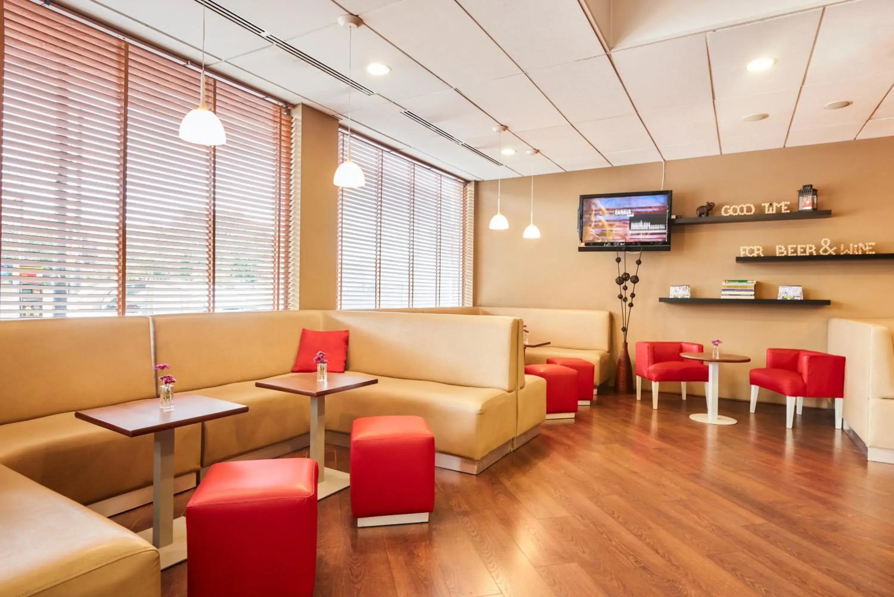 Lounge or bar in Campanile Łódź Lounge or bar in Campanile Łódź