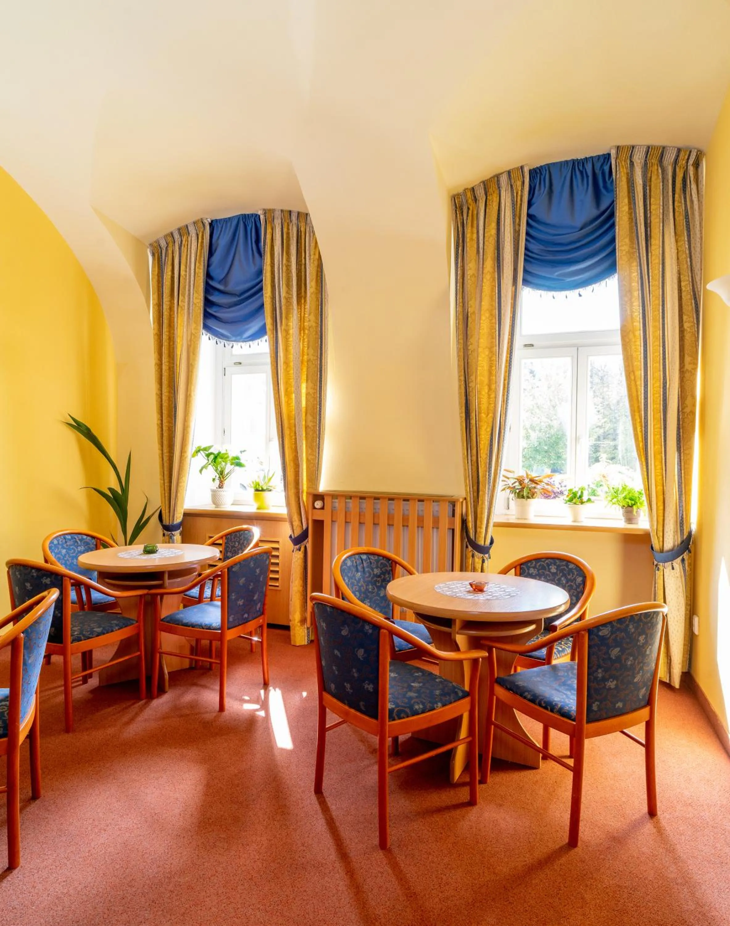 Communal lounge/ TV room in Hotel Paris