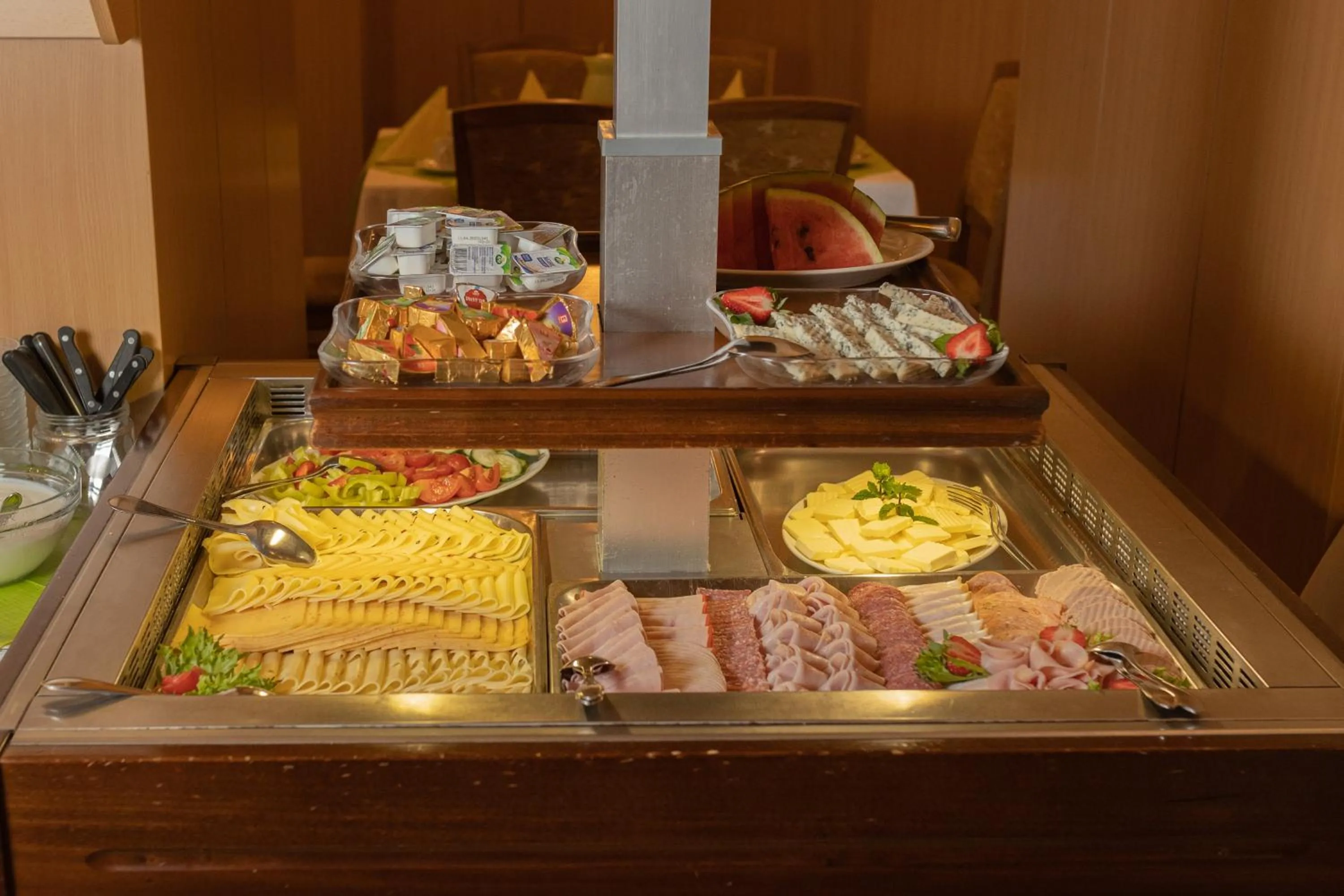 Restaurant/places to eat in Hotel Paris