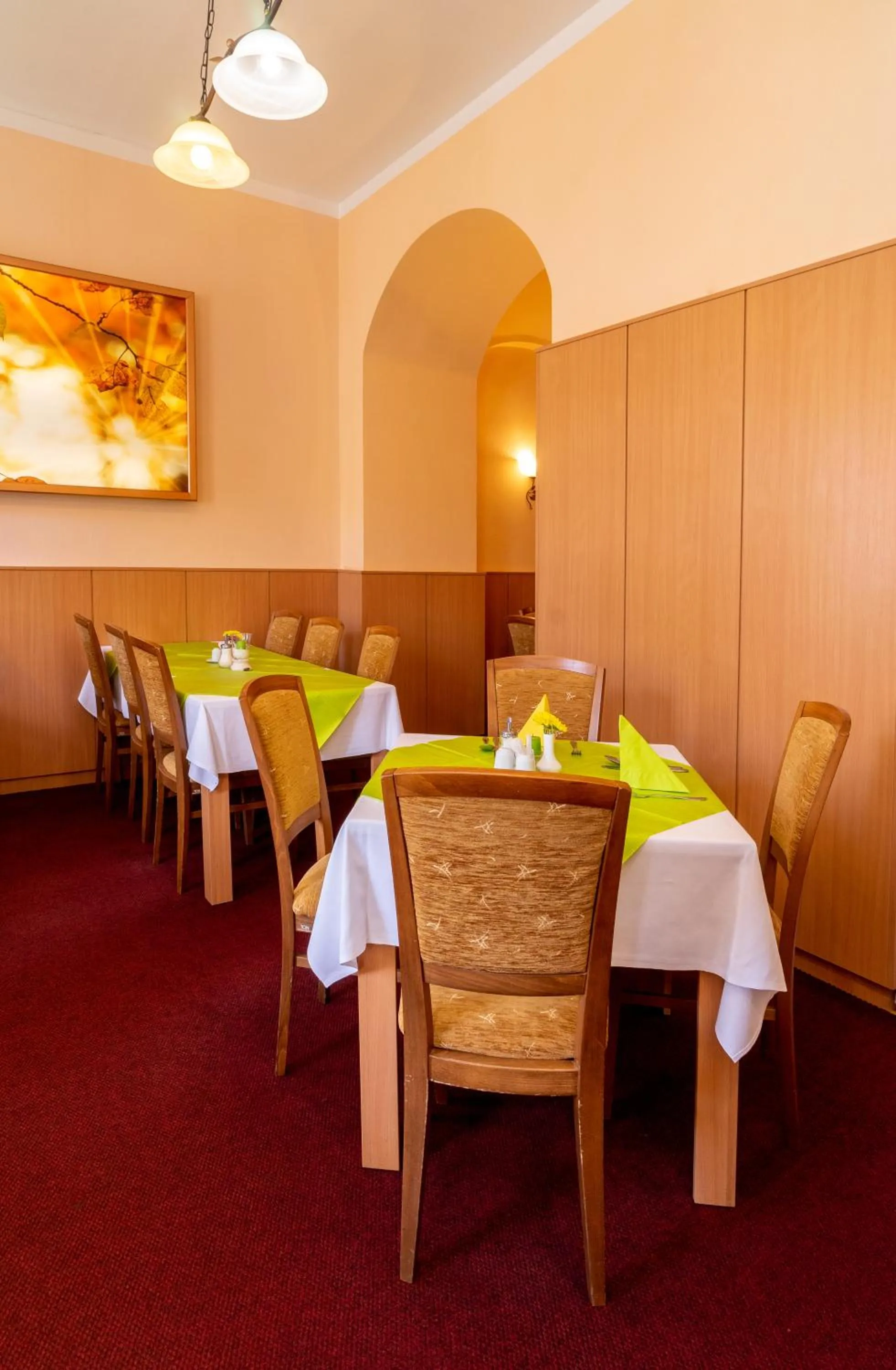 Restaurant/places to eat in Hotel Paris