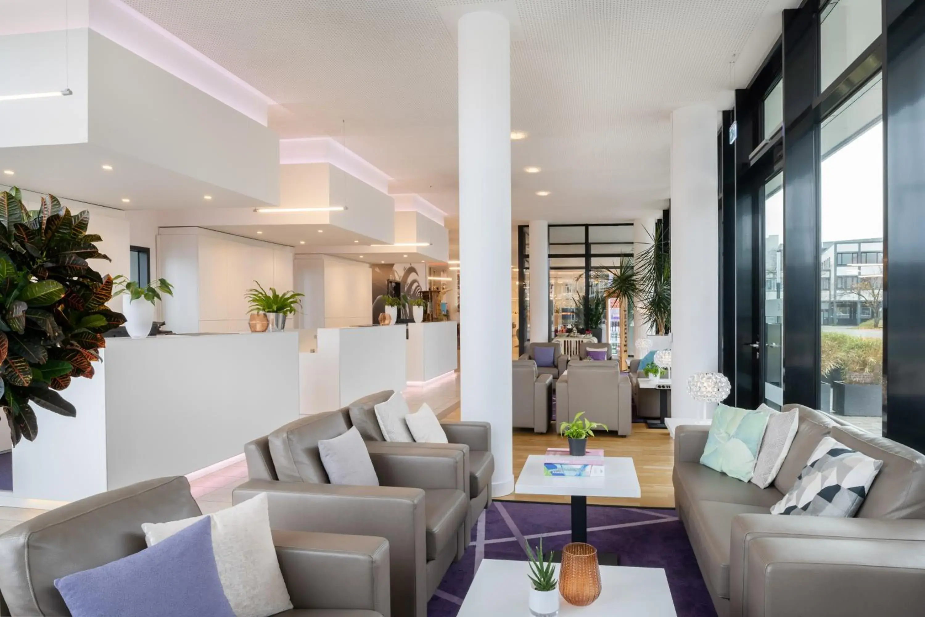 Lobby or reception in INNSiDE by Meliá Wolfsburg Lobby or reception in INNSiDE by Meliá Wolfsburg