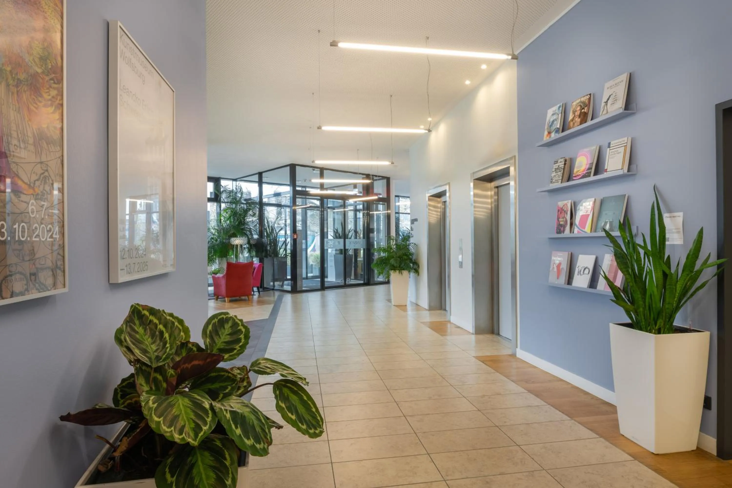 Lobby or reception in INNSiDE by Meliá Wolfsburg