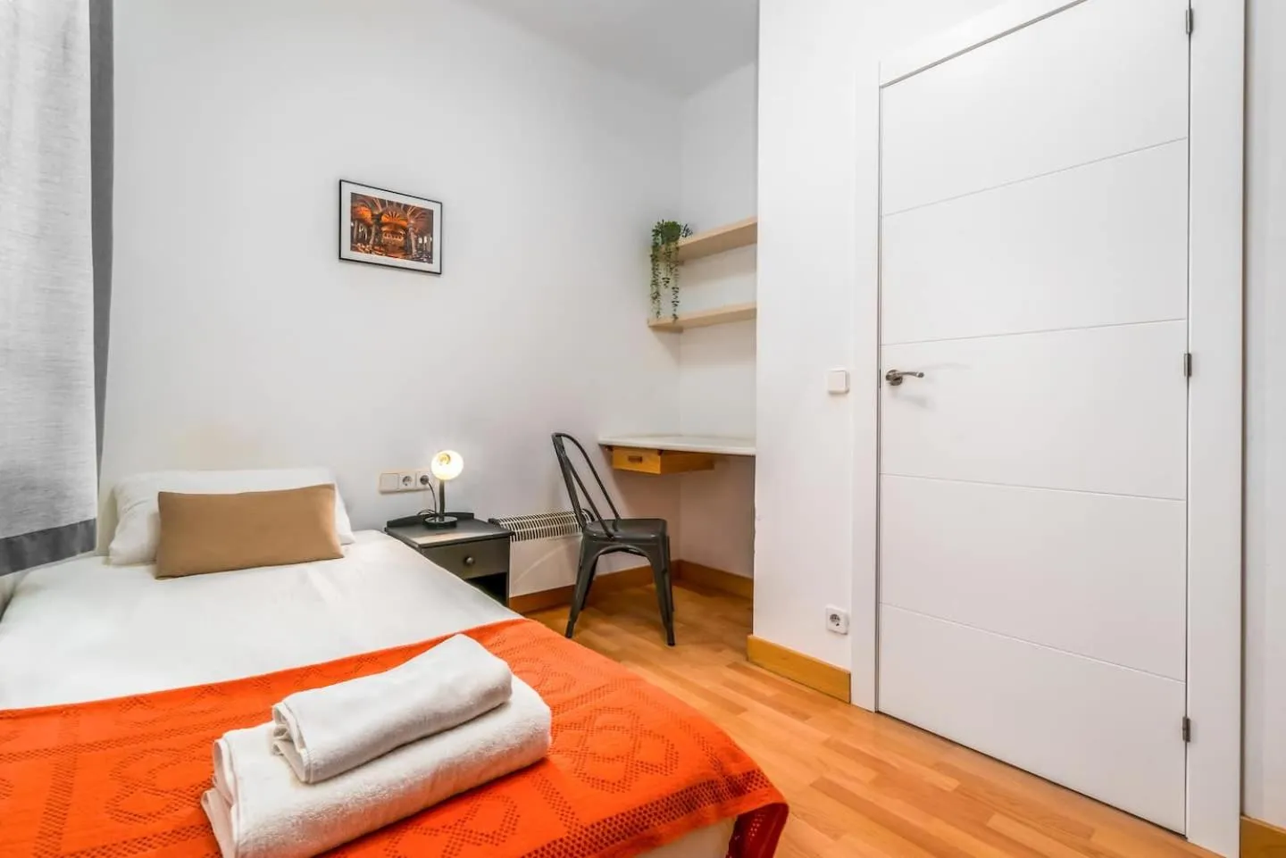 Bed in Arc de Triomf Base 4BR for 5 Lift