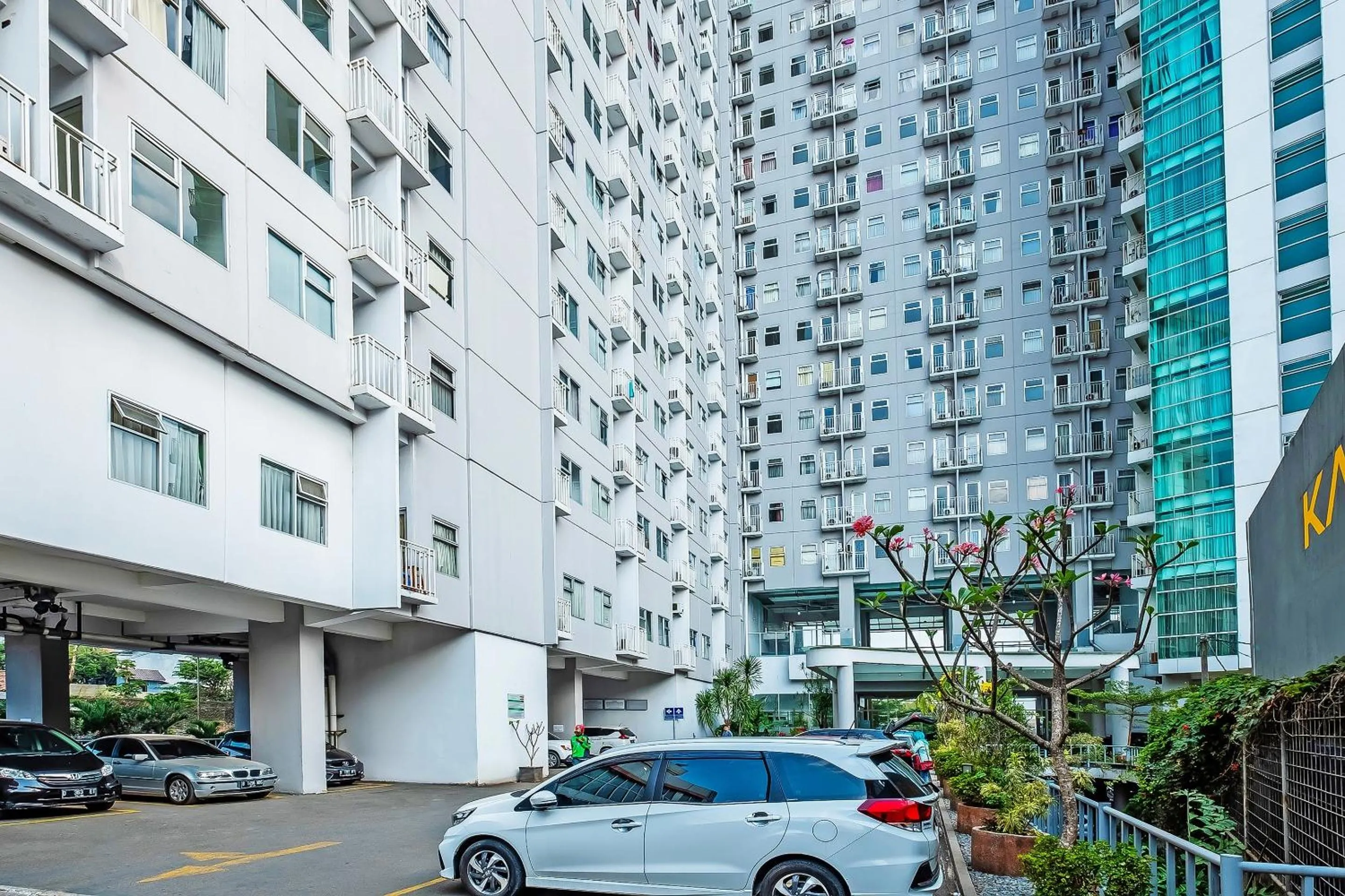 Facade/entrance in Collection O 91566 Edurent Bandung