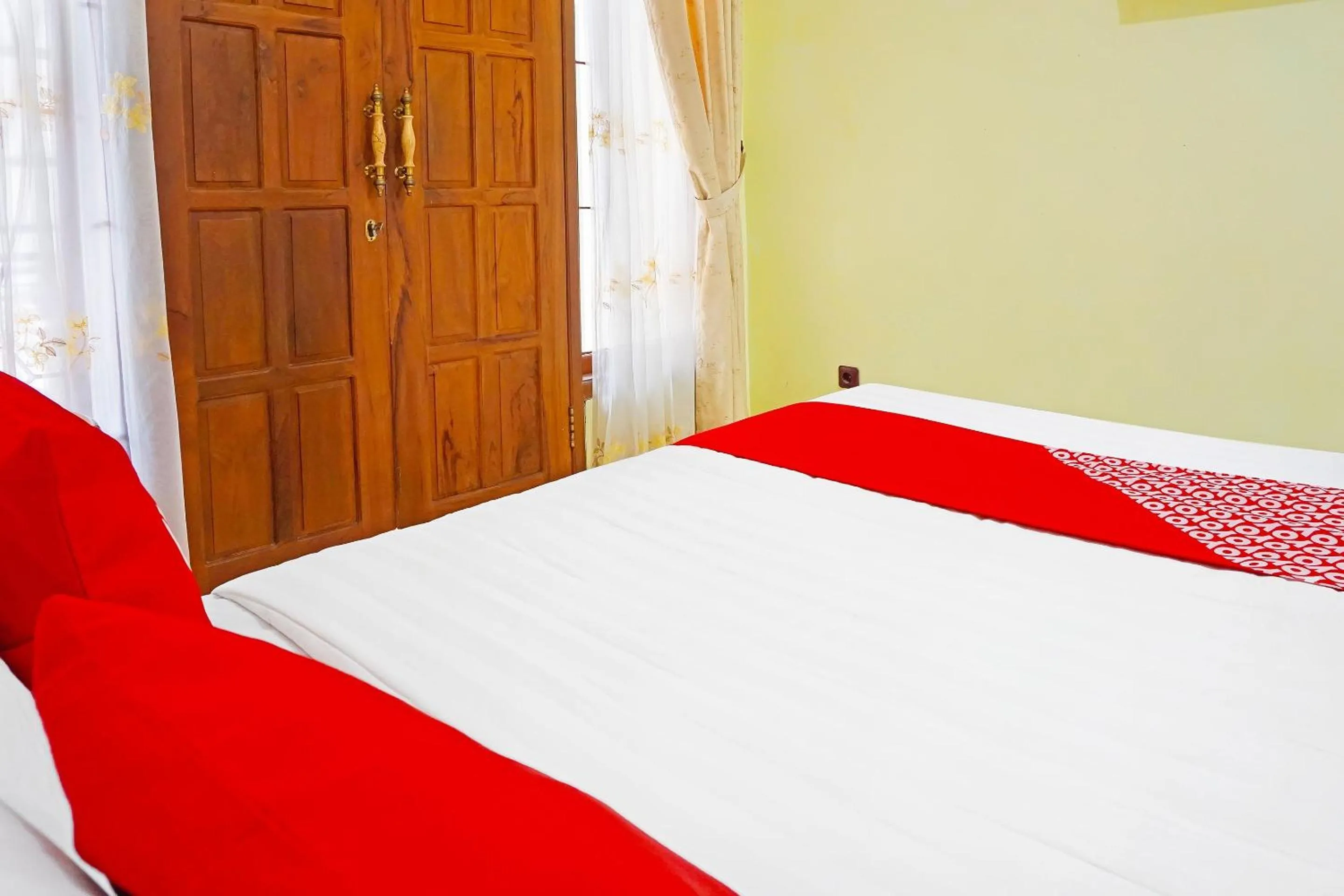 Bedroom in Hotel O Trisna Srabah Resort Homestay & Resto