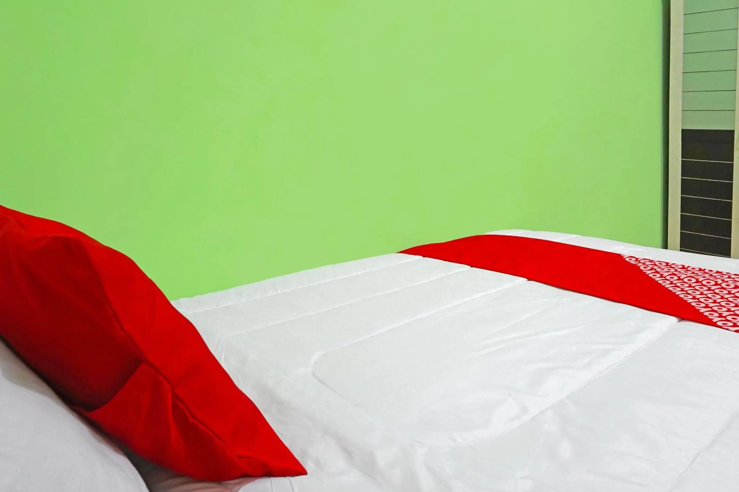 Bedroom in Hotel O Trisna Srabah Resort Homestay & Resto