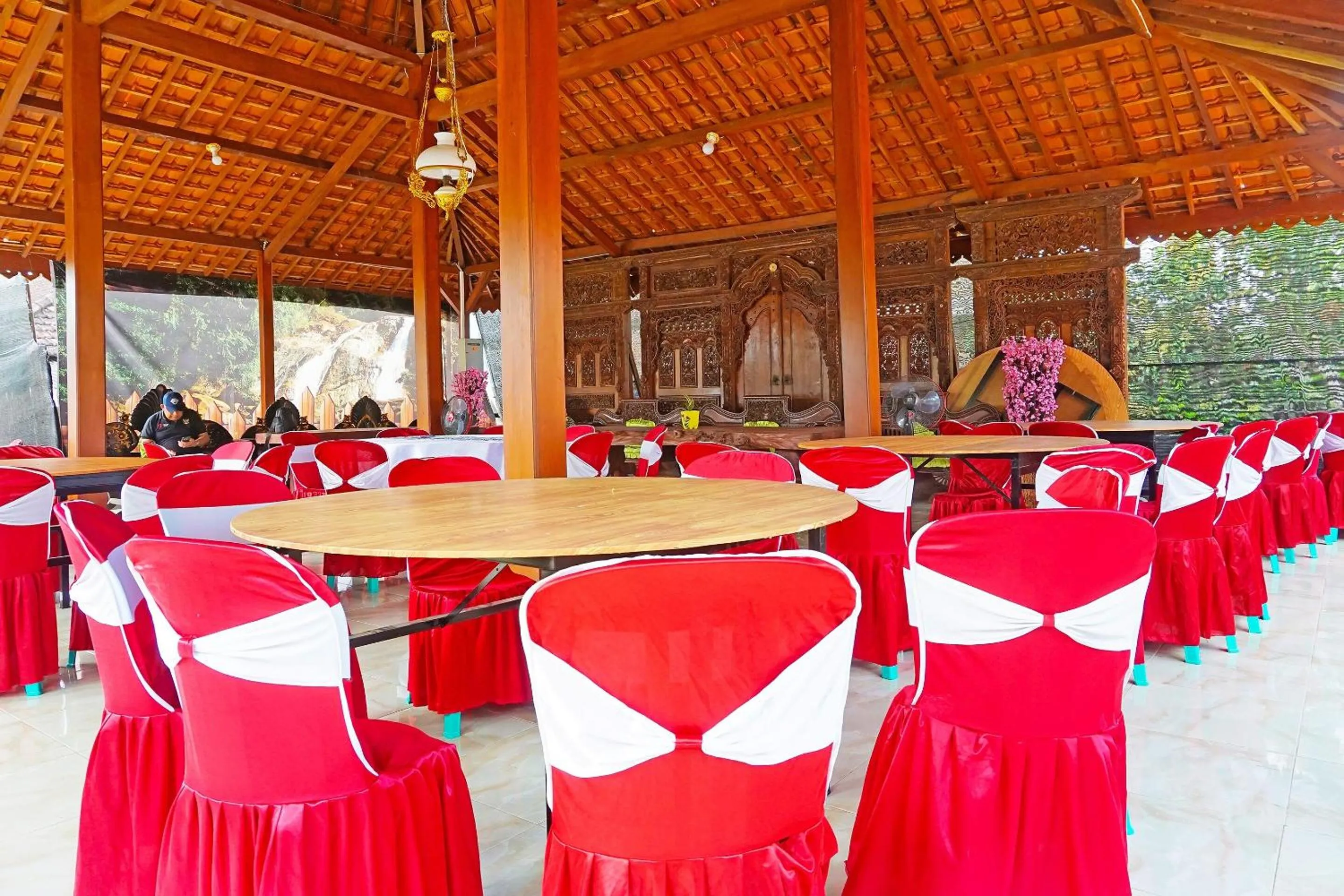 Lobby or reception in Hotel O Trisna Srabah Resort Homestay & Resto