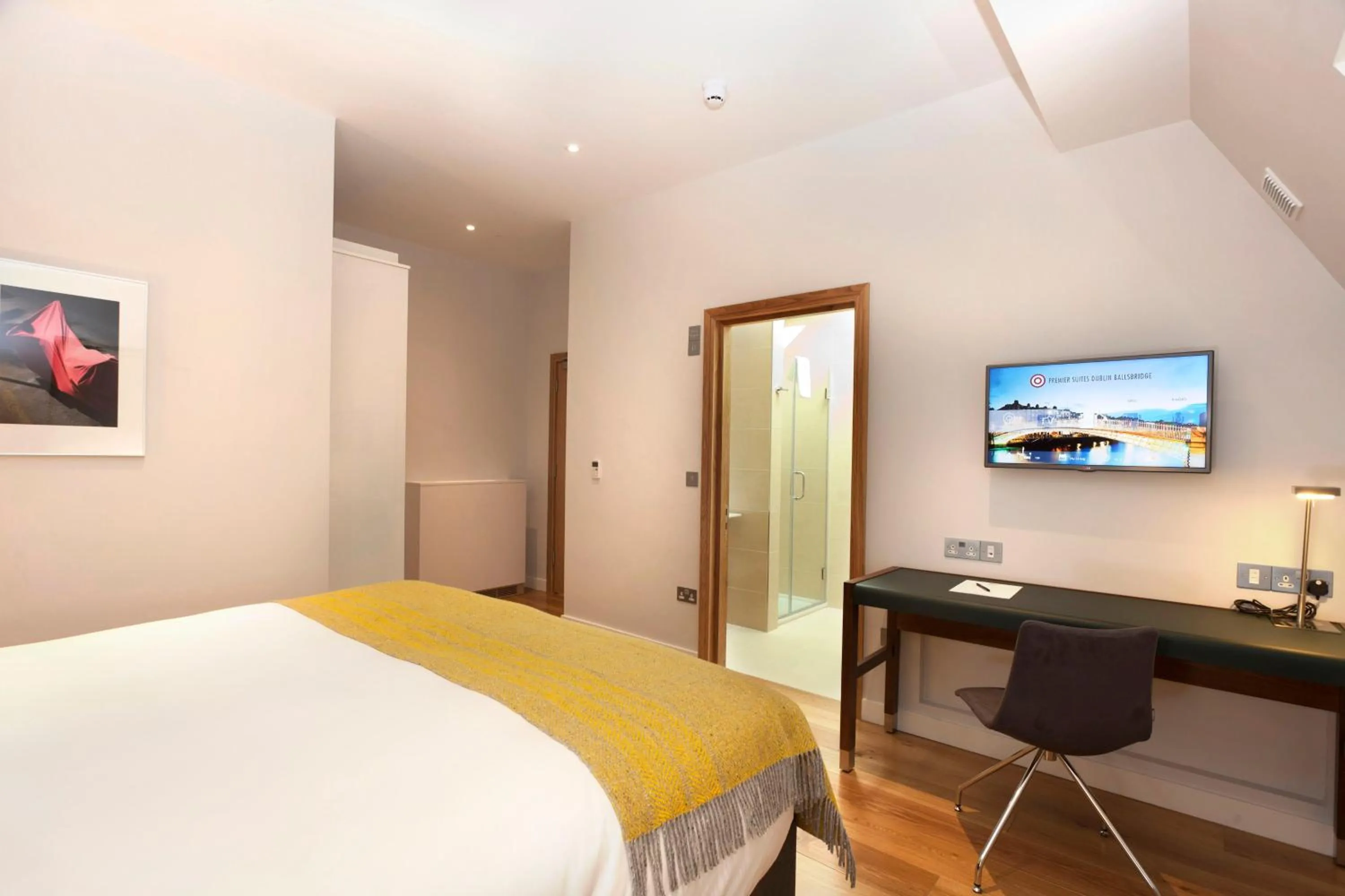 Bed in PREMIER SUITES Dublin, Ballsbridge