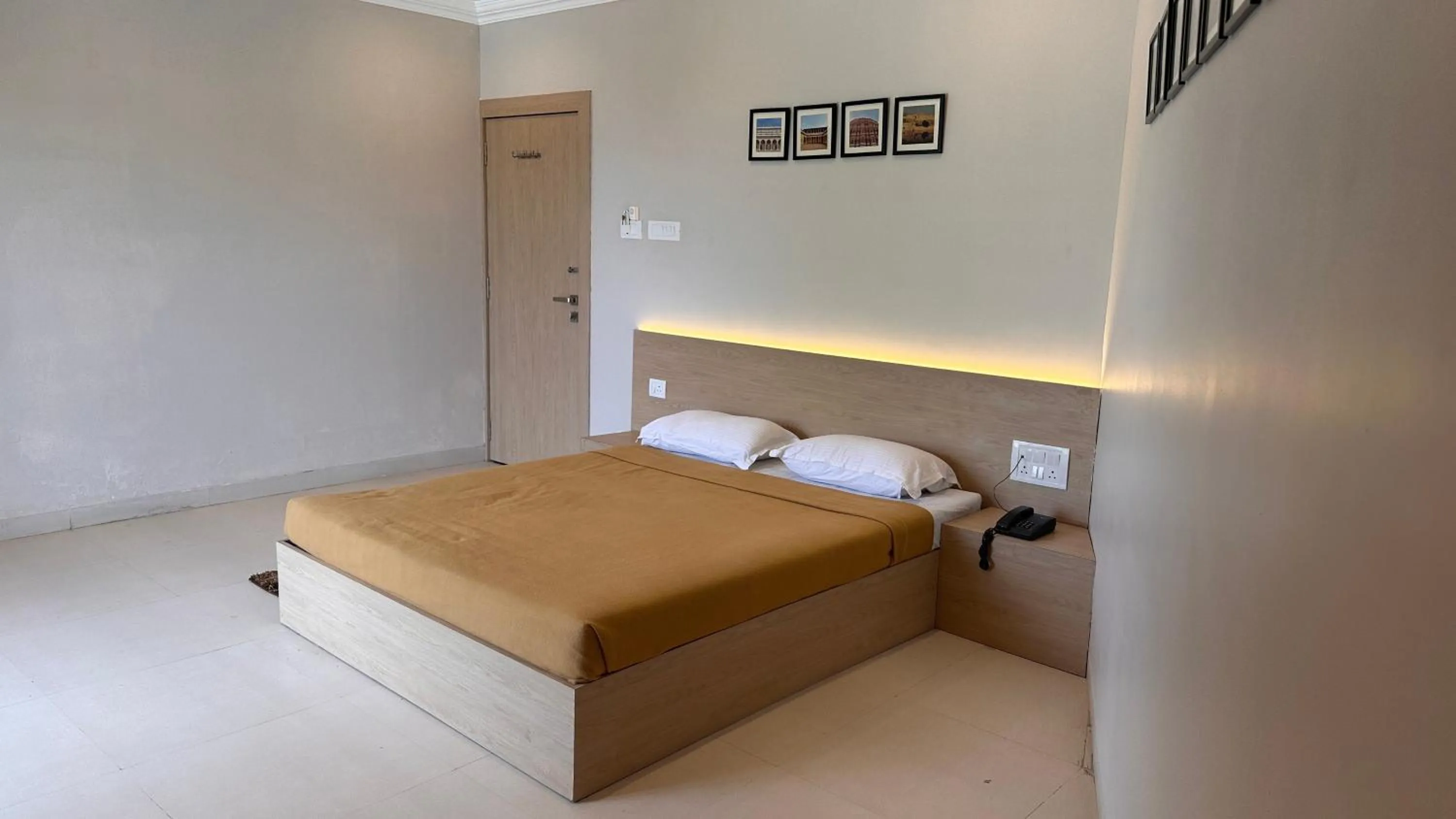 Bedroom, Bed in Hotel Unnati