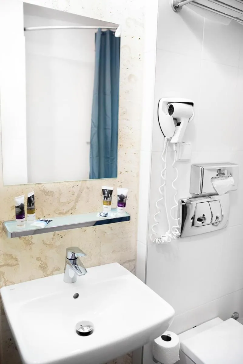 Bathroom in Mercure Opole