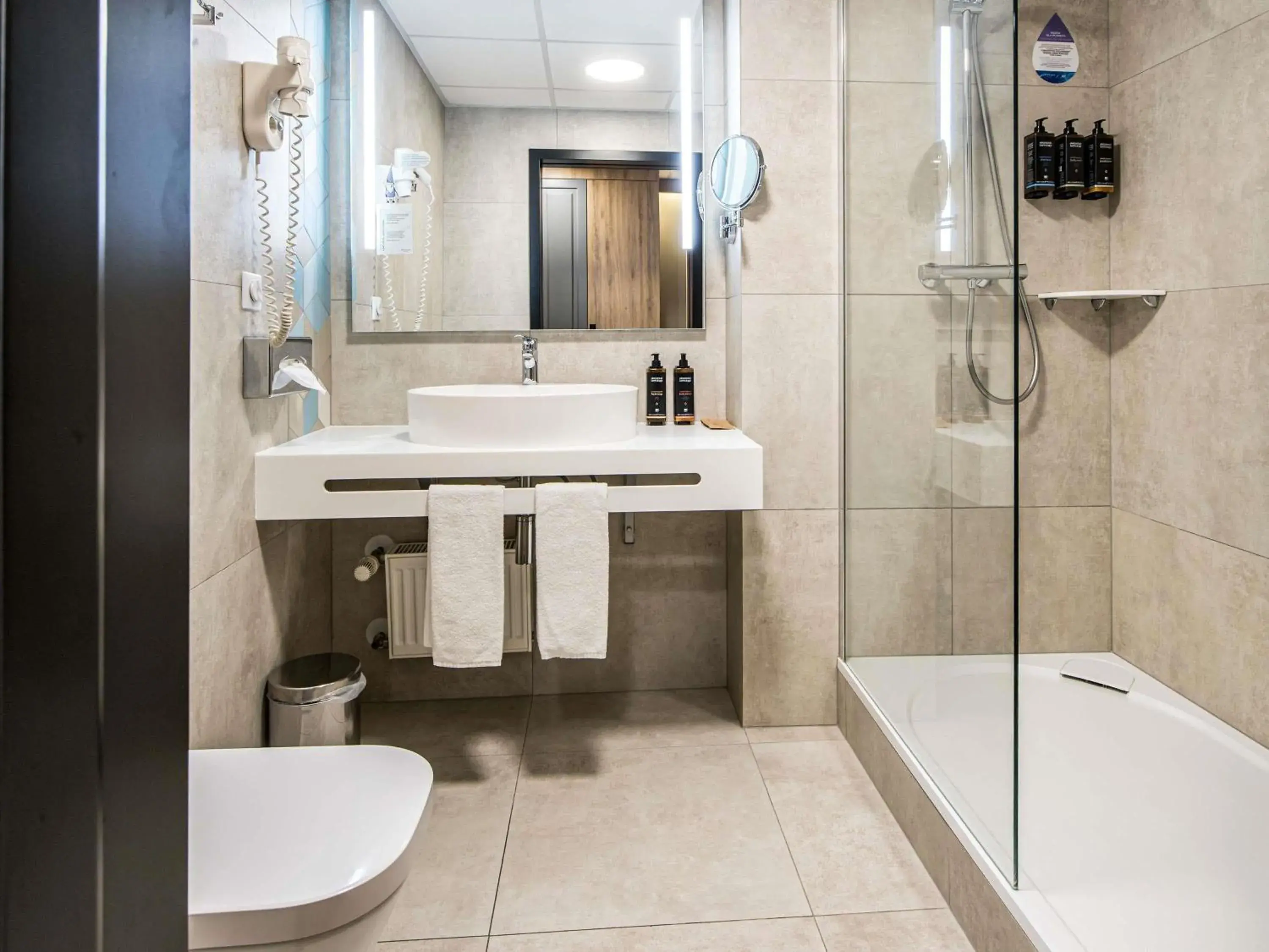 Privilege Room with One Double Bed and One Single Bed in Mercure Wrocław Centrum Privilege Room with One Double Bed and One Single Bed in Mercure Wrocław Centrum