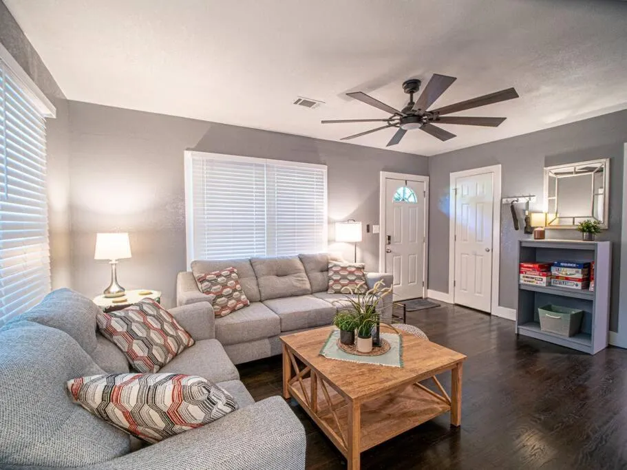 Homey Bungalow Convenient to Marietta and I-75!