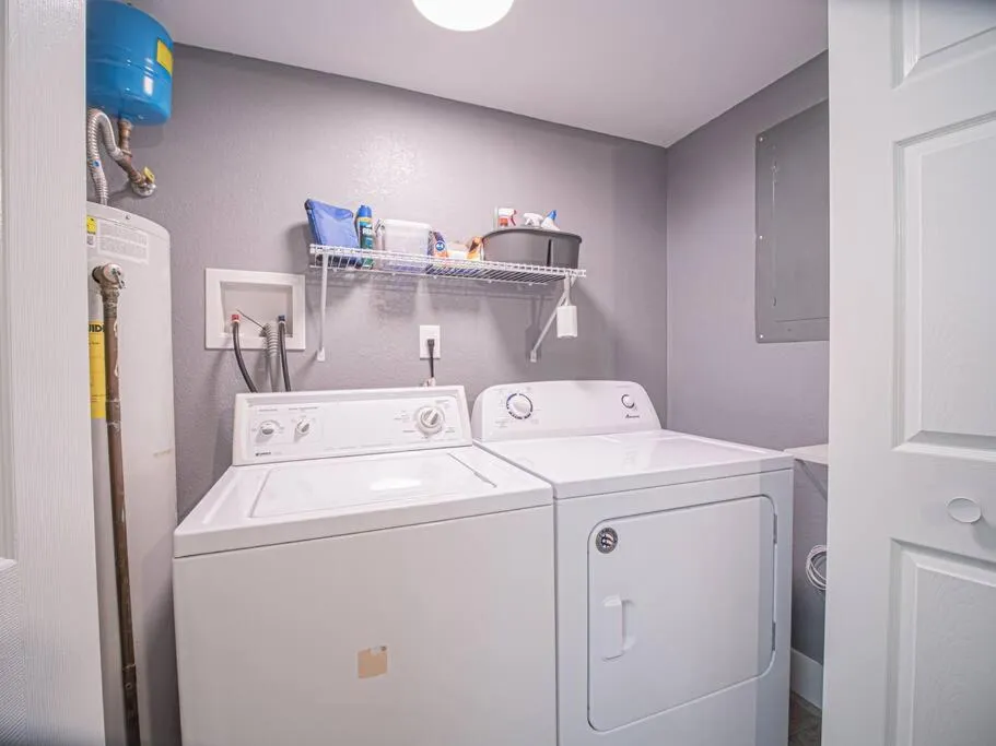 Homey Bungalow Convenient to Marietta and I-75!