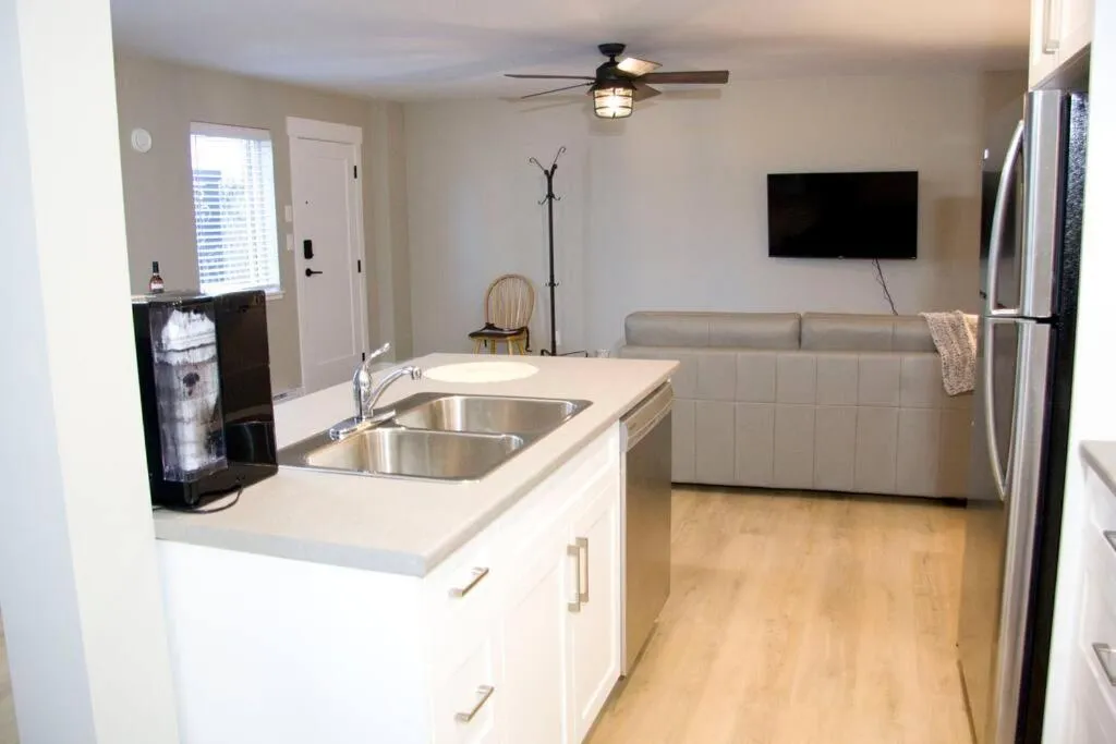 TV and multimedia in M&M's Maple Bay Mountain Guesthouse