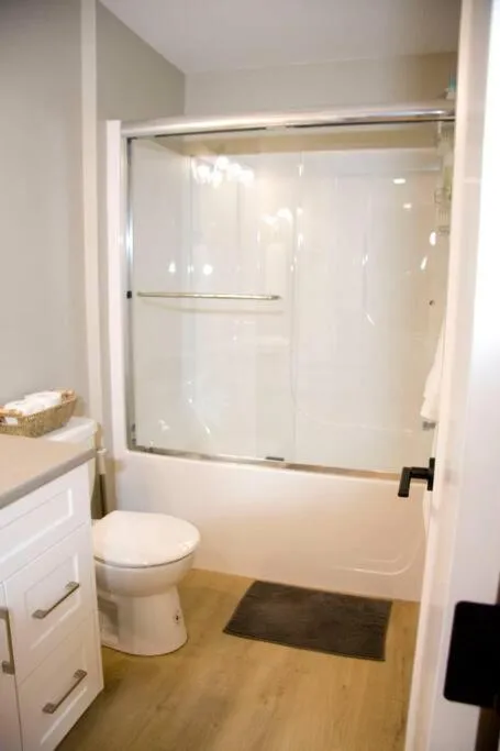 Shower in M&M's Maple Bay Mountain Guesthouse