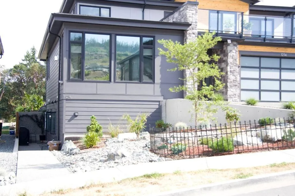 Property building in M&M's Maple Bay Mountain Guesthouse