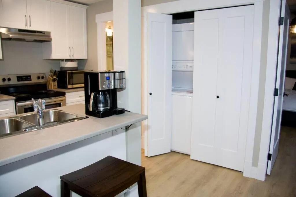 Coffee/tea facilities in M&M's Maple Bay Mountain Guesthouse