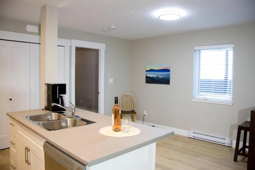 Kitchen or kitchenette in M&M's Maple Bay Mountain Guesthouse