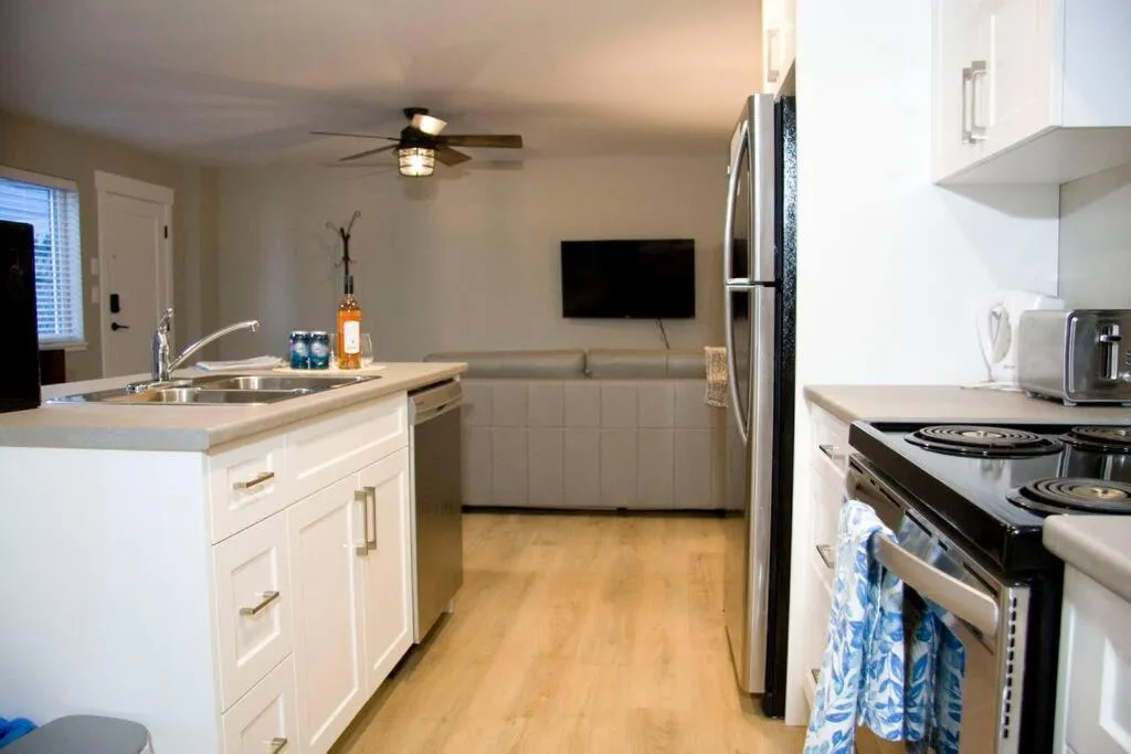 TV and multimedia in M&M's Maple Bay Mountain Guesthouse