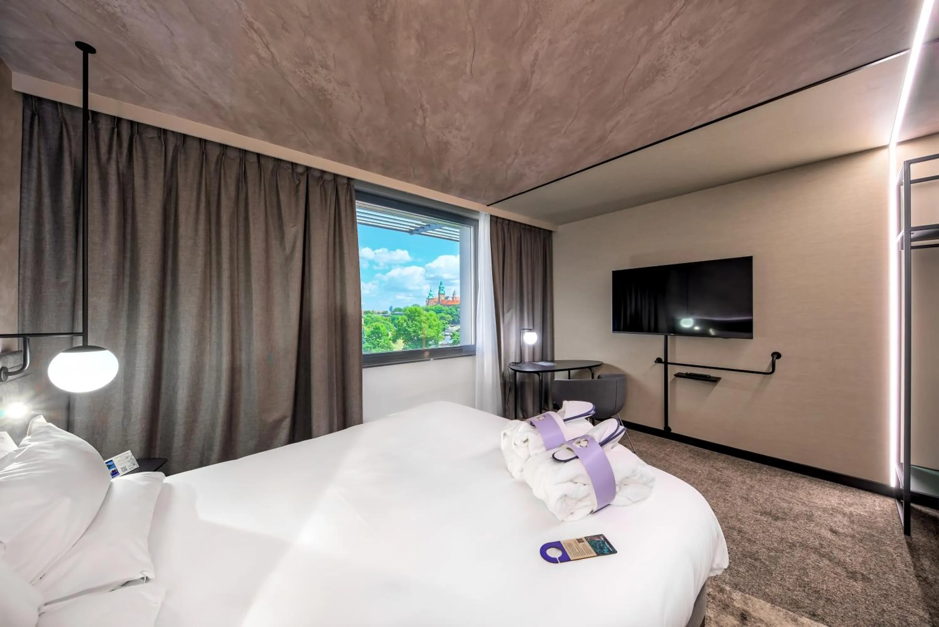 Communal lounge/ TV room, Bed in Novotel Kraków Centrum