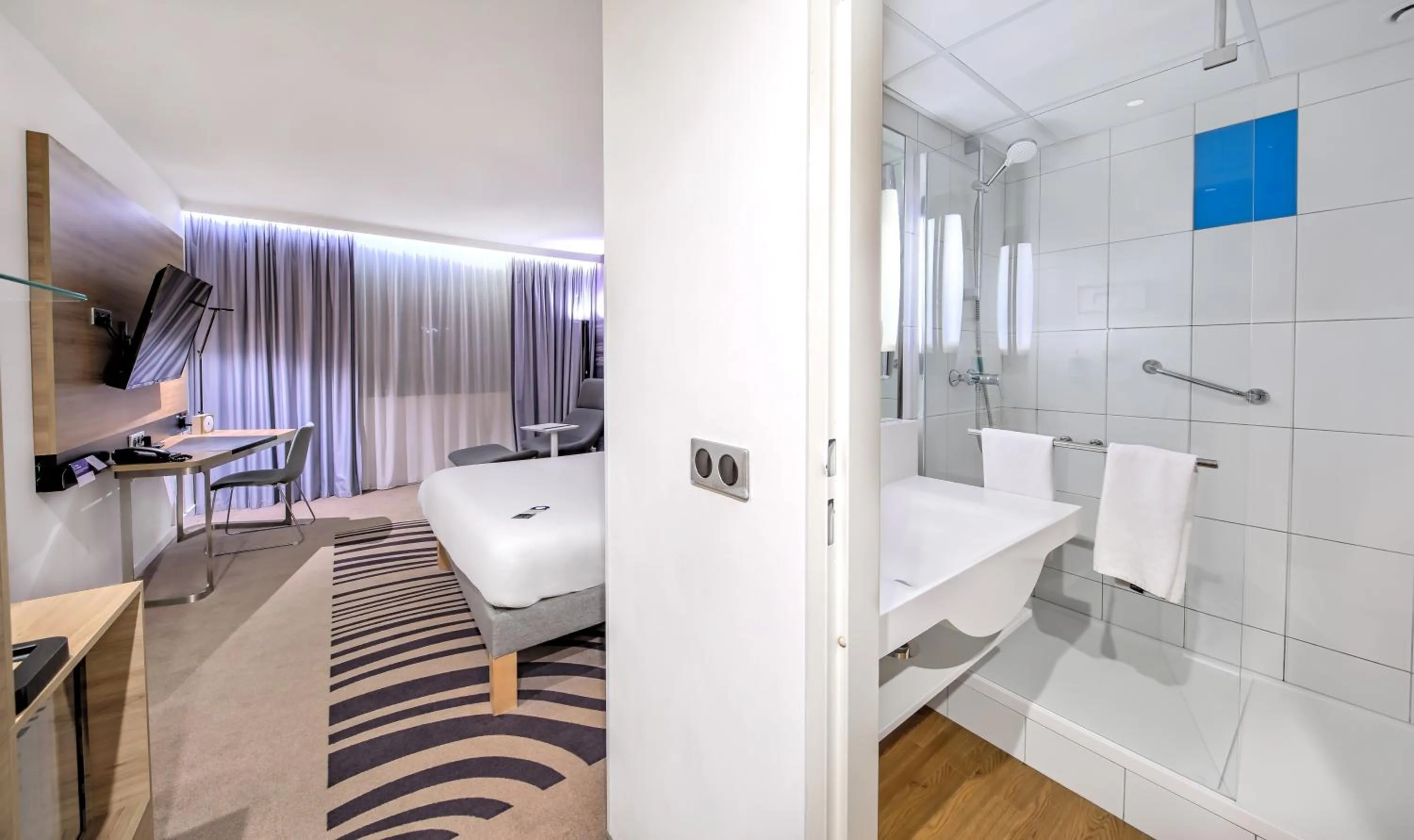 Bathroom, Bed in Novotel Kraków Centrum