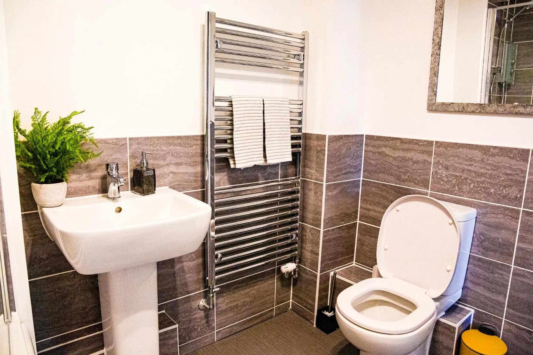 Toilet in A luxury 2 bedroom apartment with 2 free parking