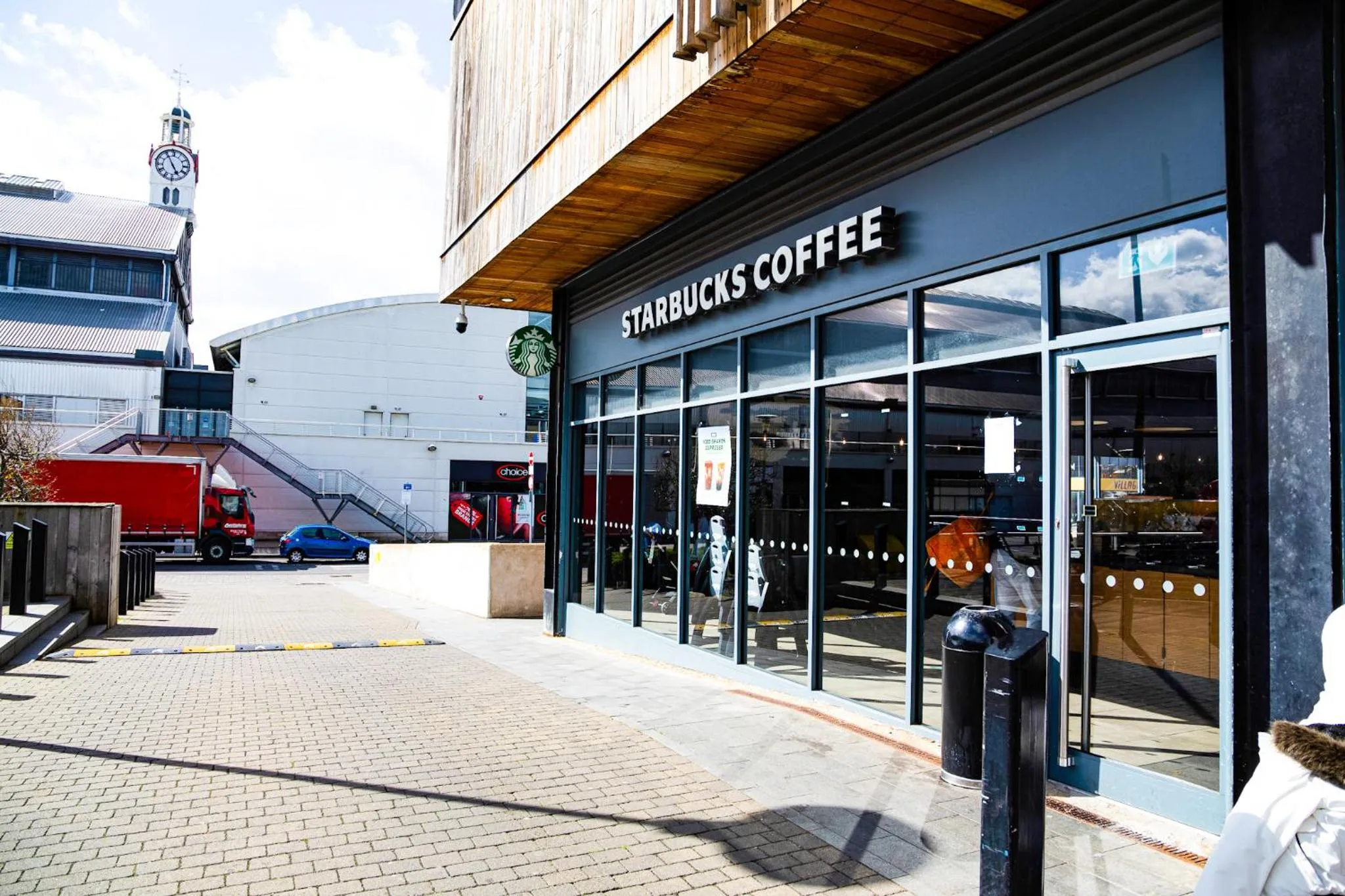 Restaurant/places to eat in A luxury 2 bedroom apartment with 2 free parking