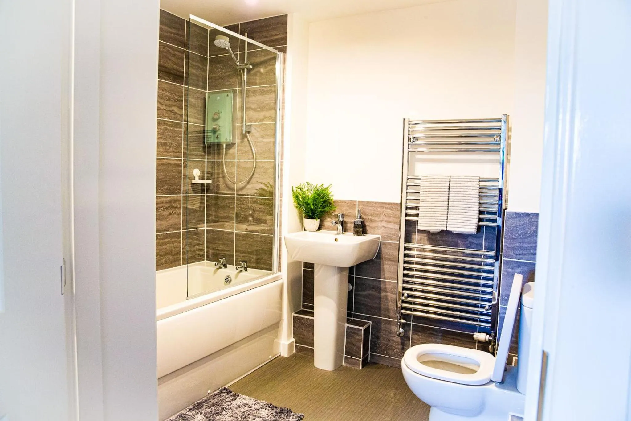 Bathroom in A luxury 2 bedroom apartment with 2 free parking