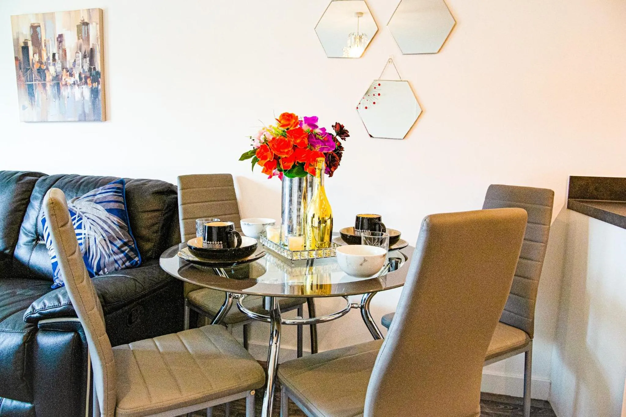 Dining area in A luxury 2 bedroom apartment with 2 free parking