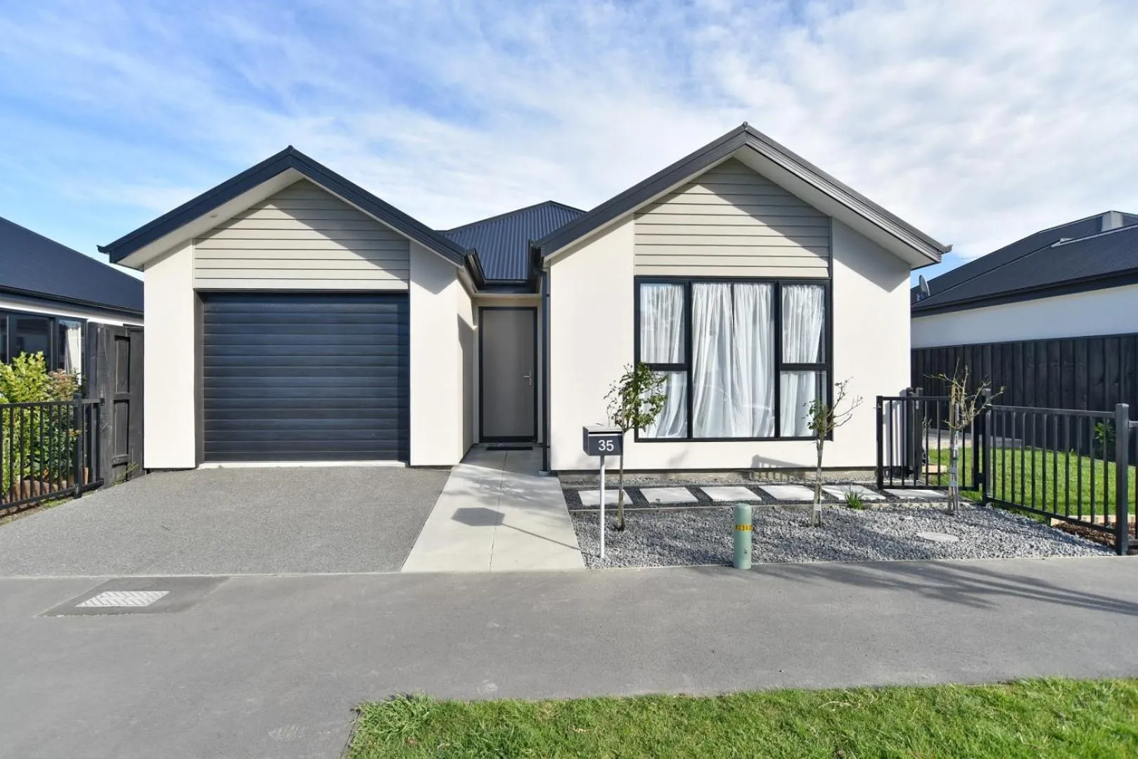 Property building in Thomas Townhouse - Christchurch Holiday Homes