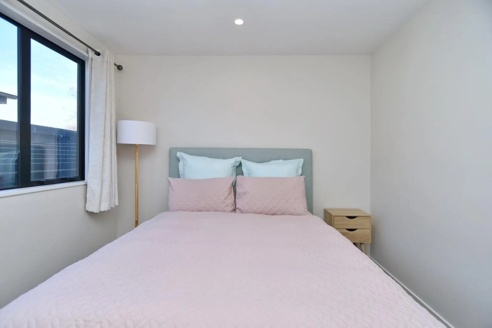 Bed in Thomas Townhouse - Christchurch Holiday Homes