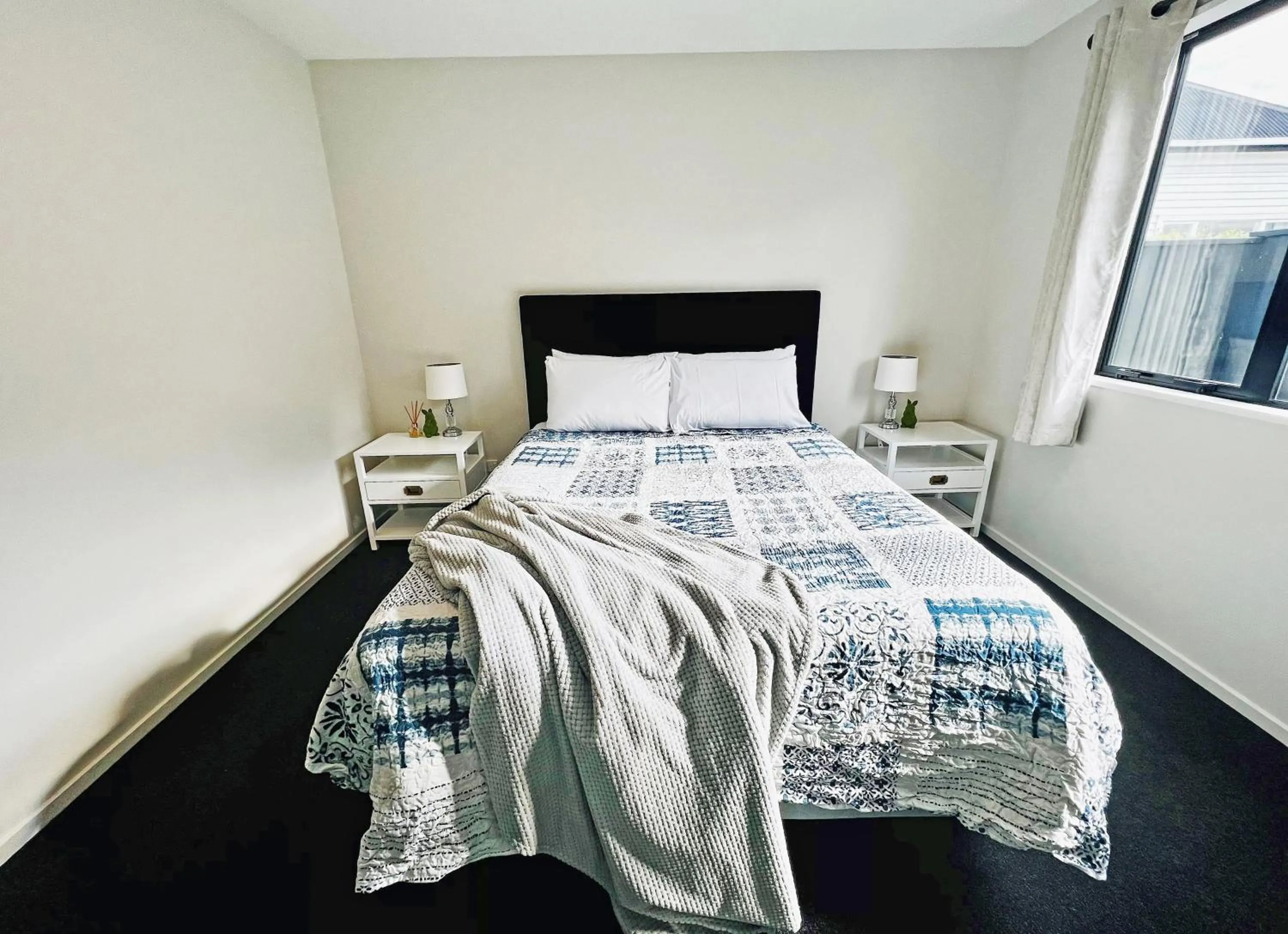 Bed in Thomas Townhouse - Christchurch Holiday Homes