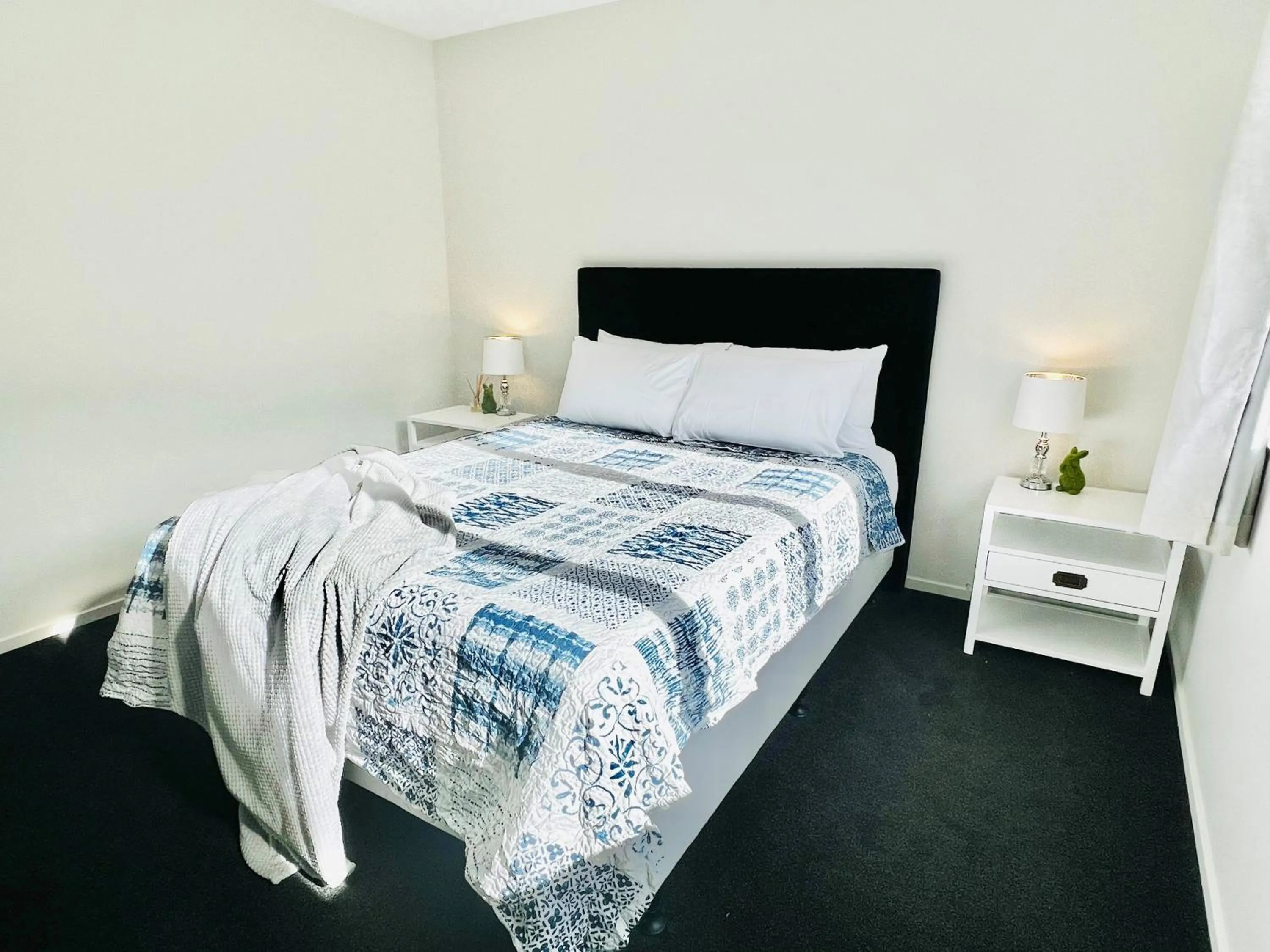 Bed in Thomas Townhouse - Christchurch Holiday Homes