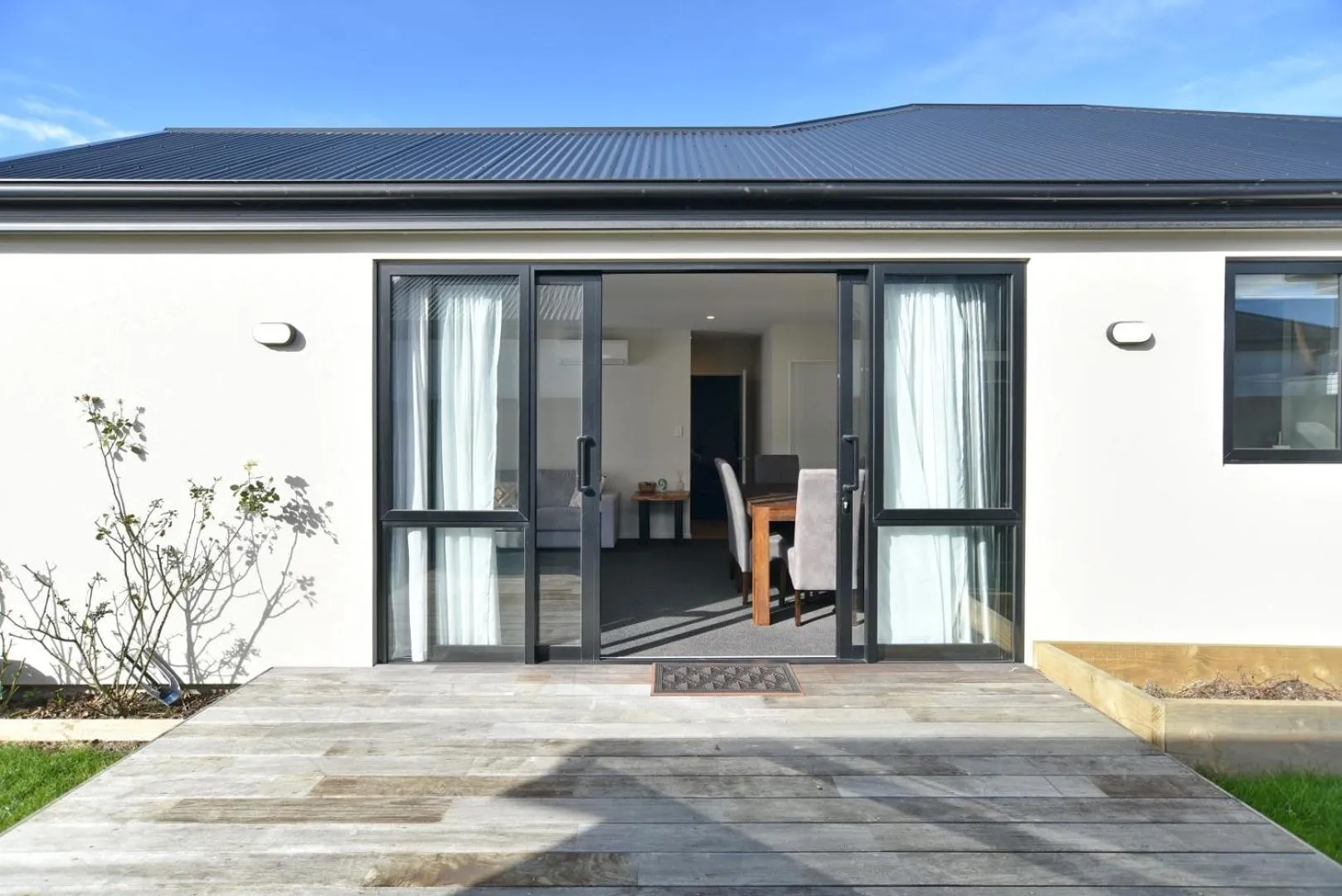 Facade/entrance in Thomas Townhouse - Christchurch Holiday Homes