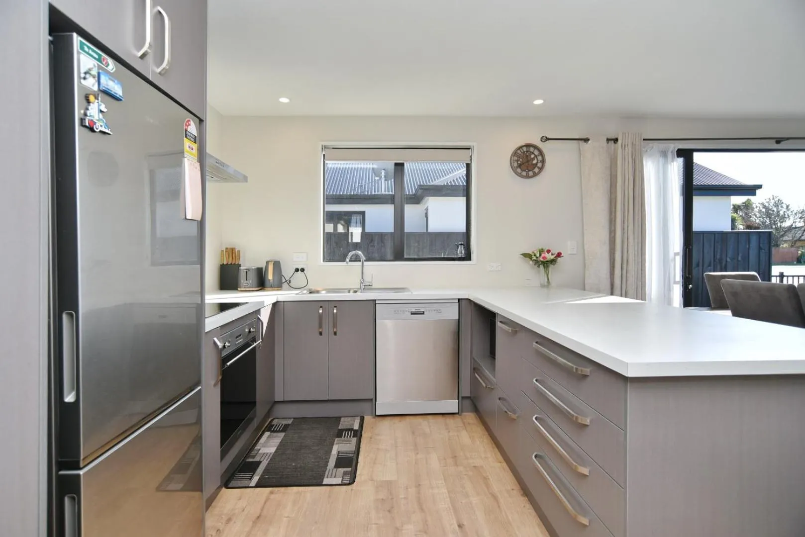 Kitchen or kitchenette in Thomas Townhouse - Christchurch Holiday Homes