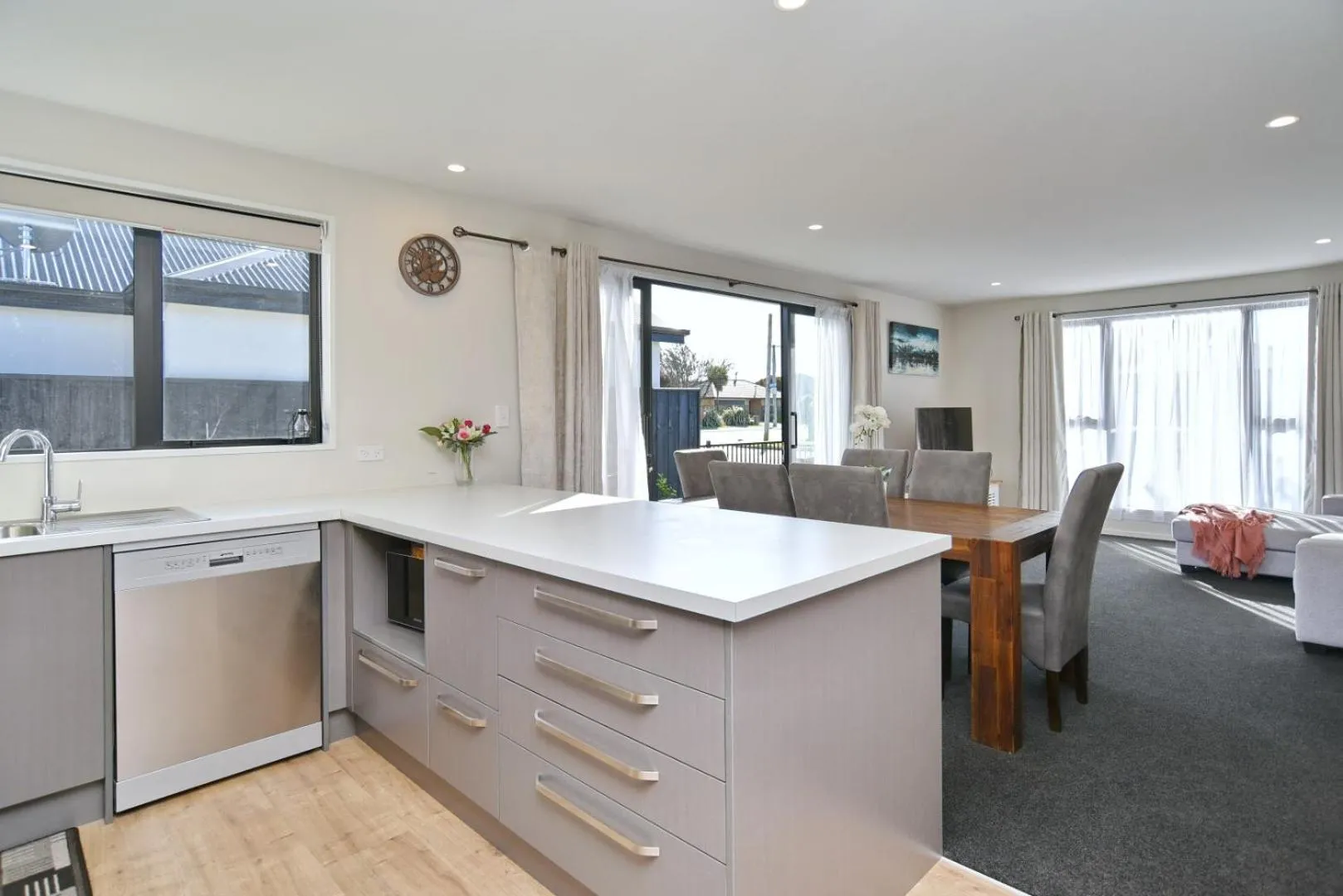 Kitchen or kitchenette in Thomas Townhouse - Christchurch Holiday Homes