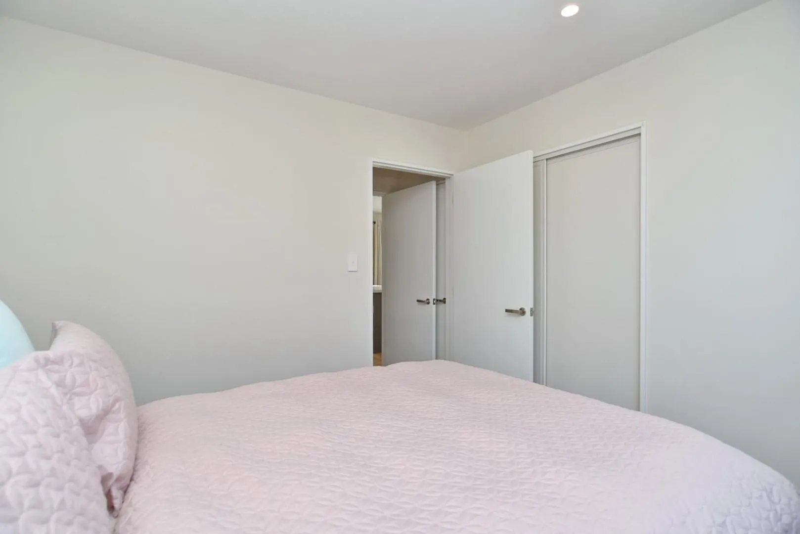 Bed in Thomas Townhouse - Christchurch Holiday Homes