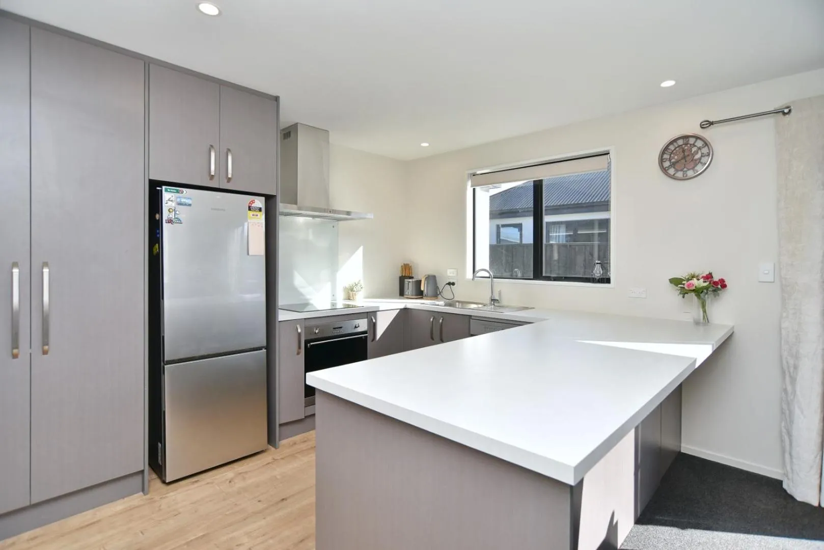 Kitchen or kitchenette in Thomas Townhouse - Christchurch Holiday Homes