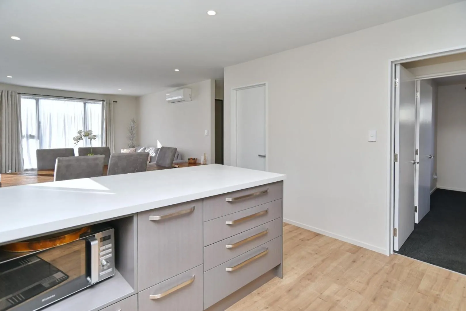 Kitchen or kitchenette in Thomas Townhouse - Christchurch Holiday Homes