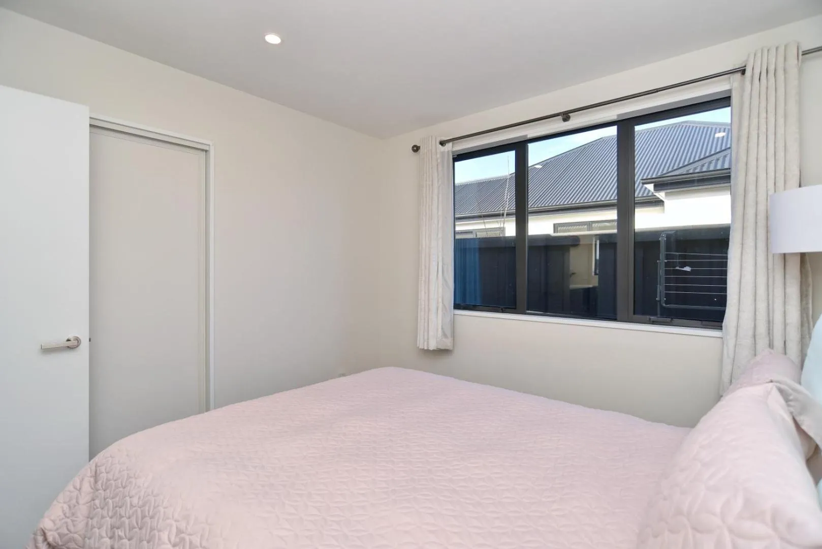 Bed in Thomas Townhouse - Christchurch Holiday Homes