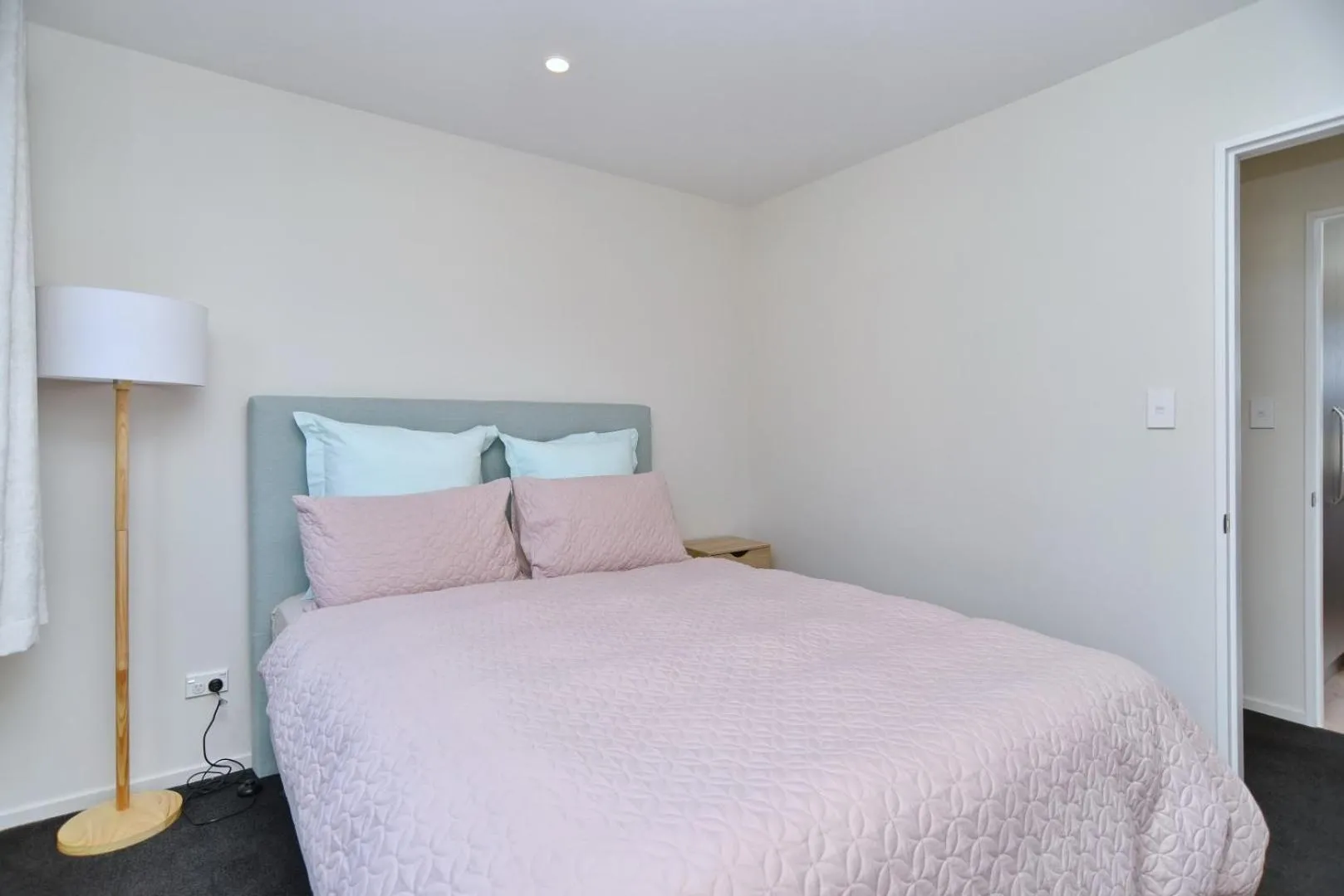 Bed in Thomas Townhouse - Christchurch Holiday Homes