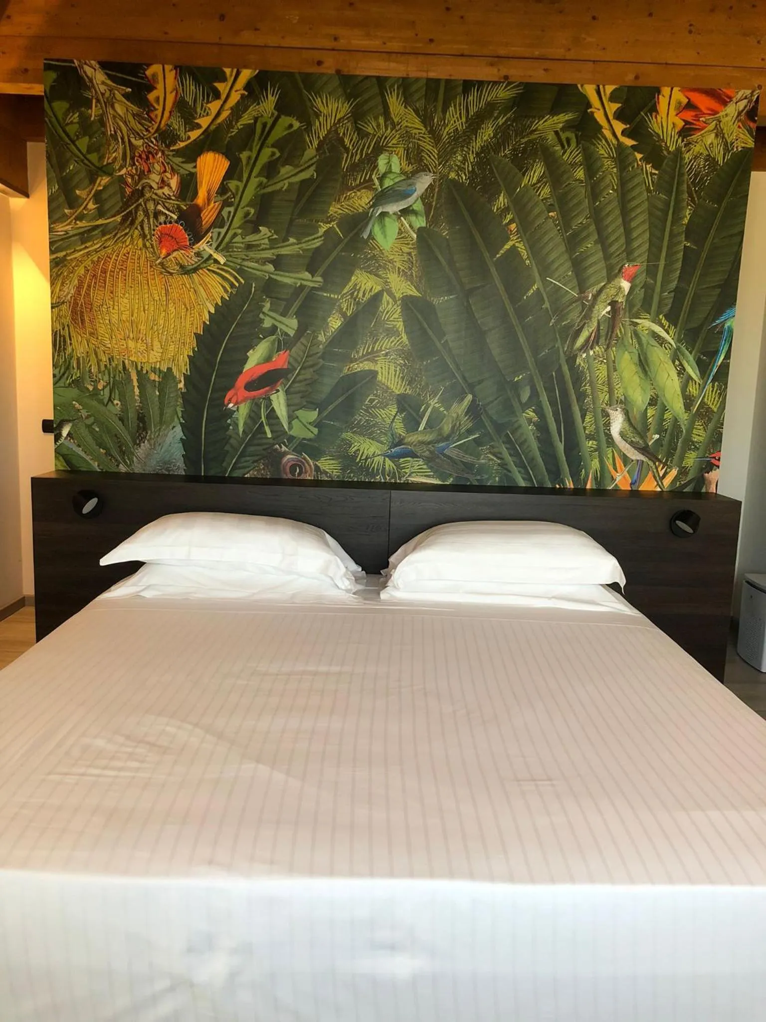 Bedroom, Bed in Continental Urban Art Hotel